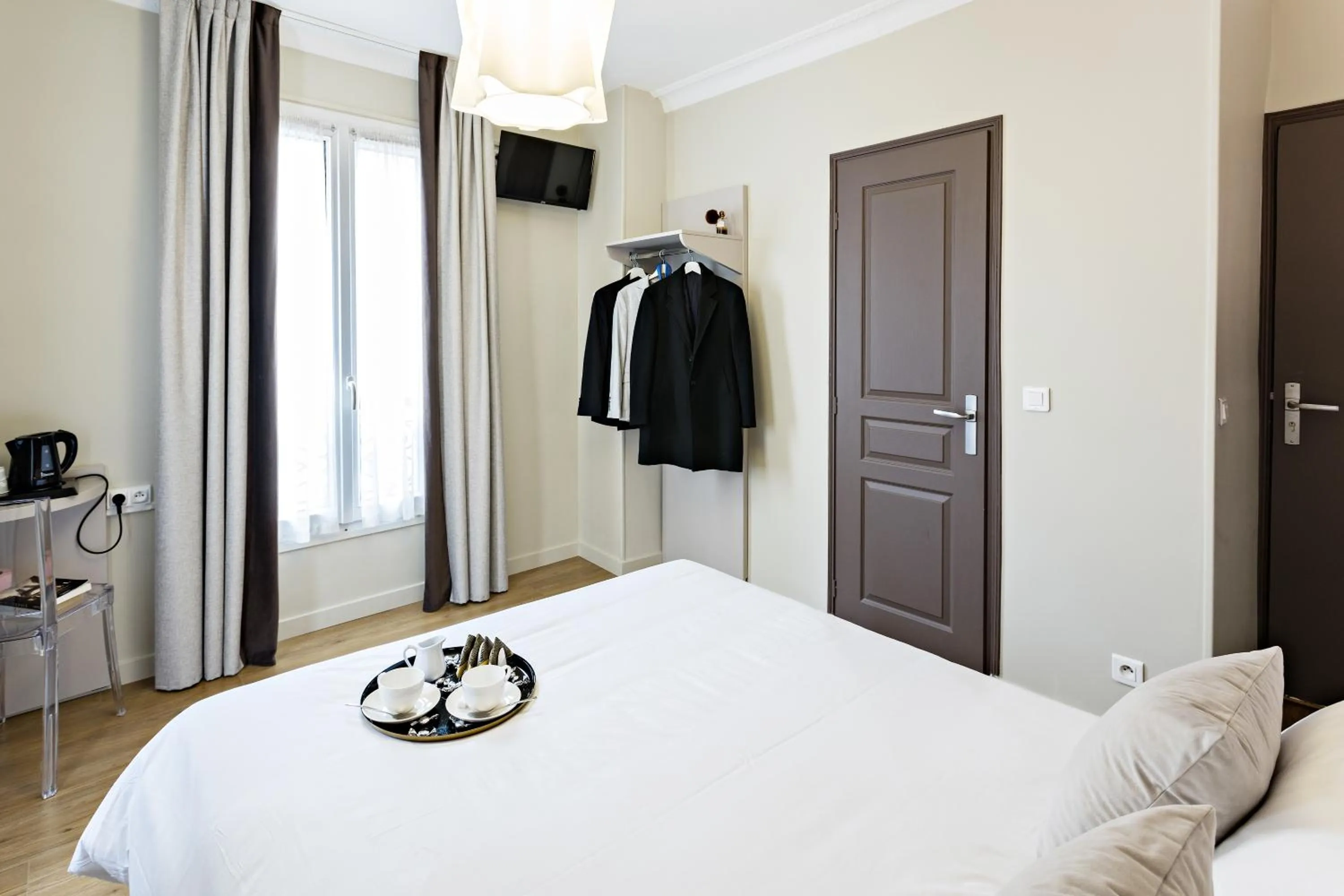 Quiet street view, Bed in Modern Hotel