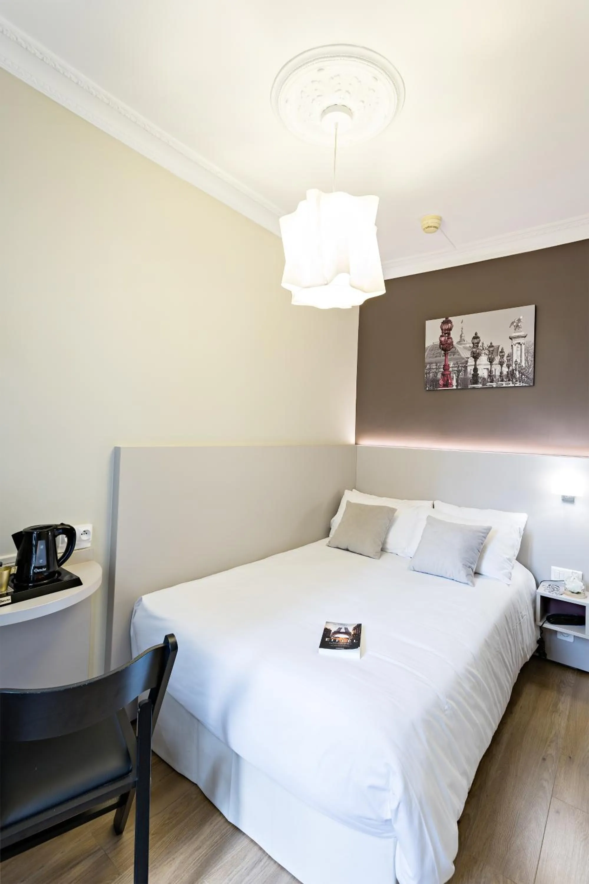 Shower, Bed in Modern Hotel