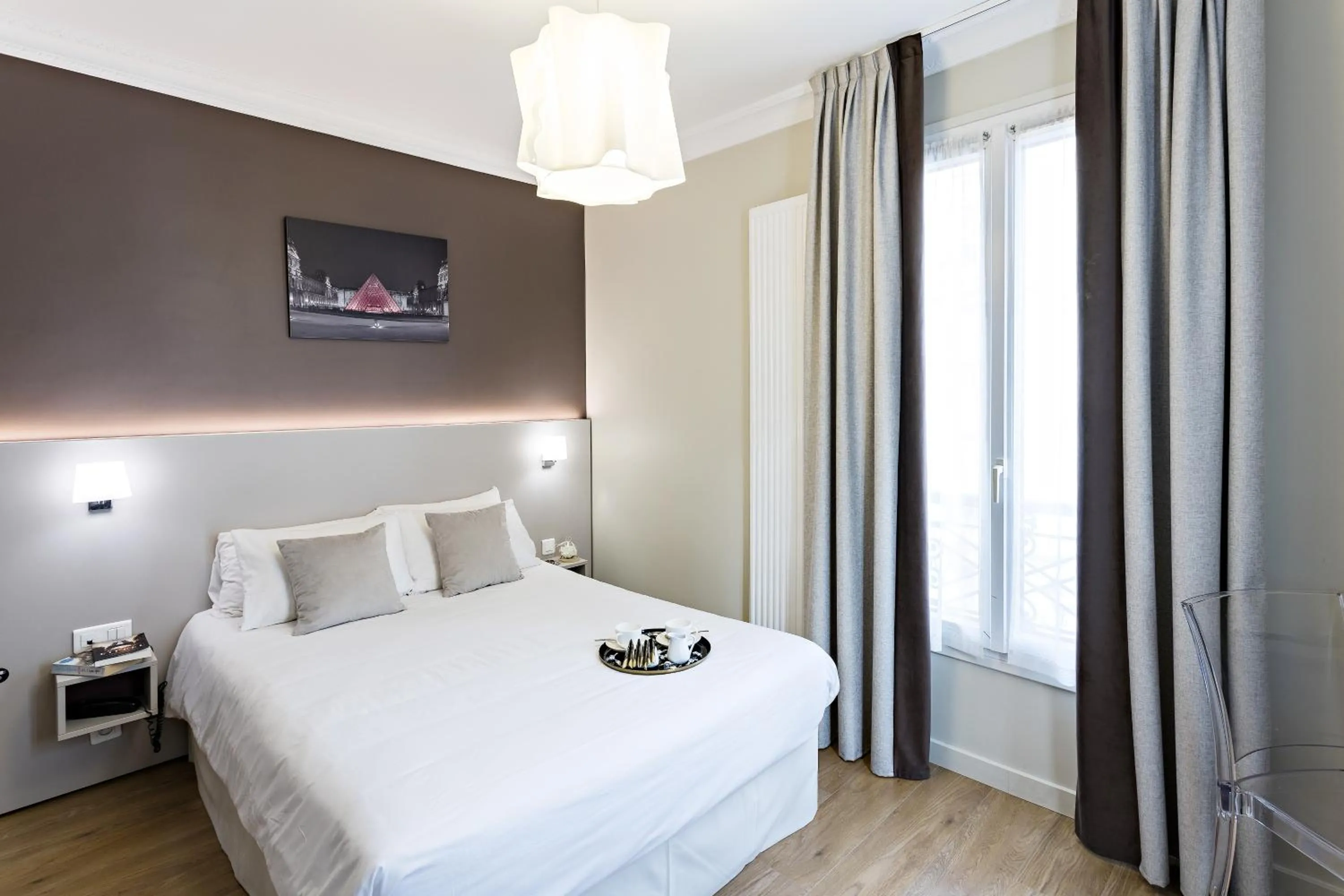 Shower, Bed in Modern Hotel