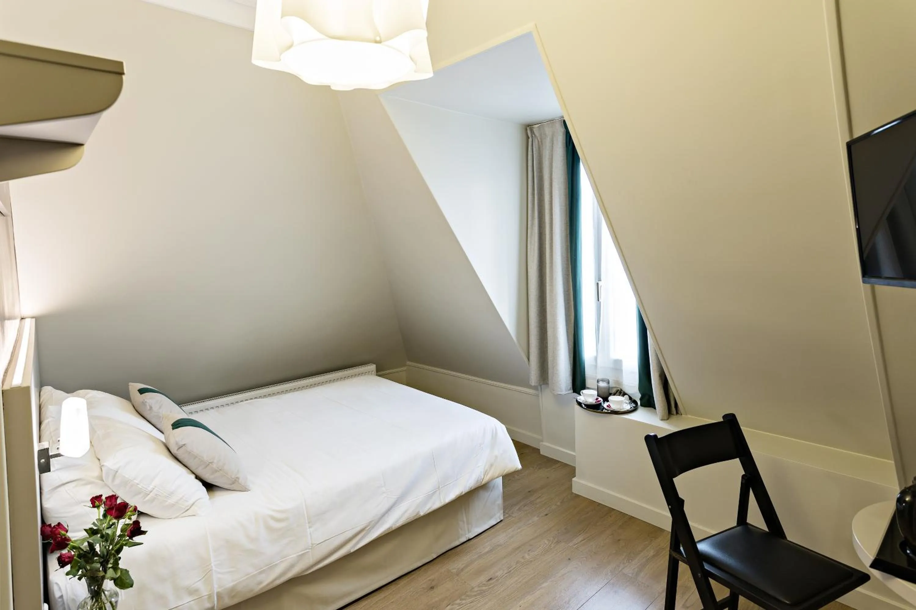 Shower, Bed in Modern Hotel