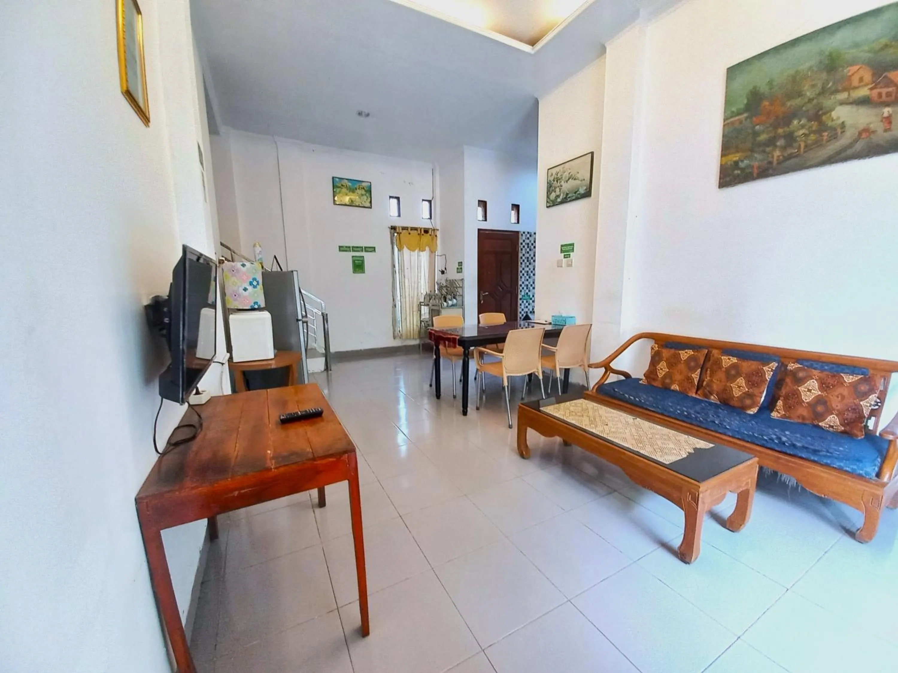 Living room in Homestay Jogja Jakal 3 Dekat UGM by Simply Homy