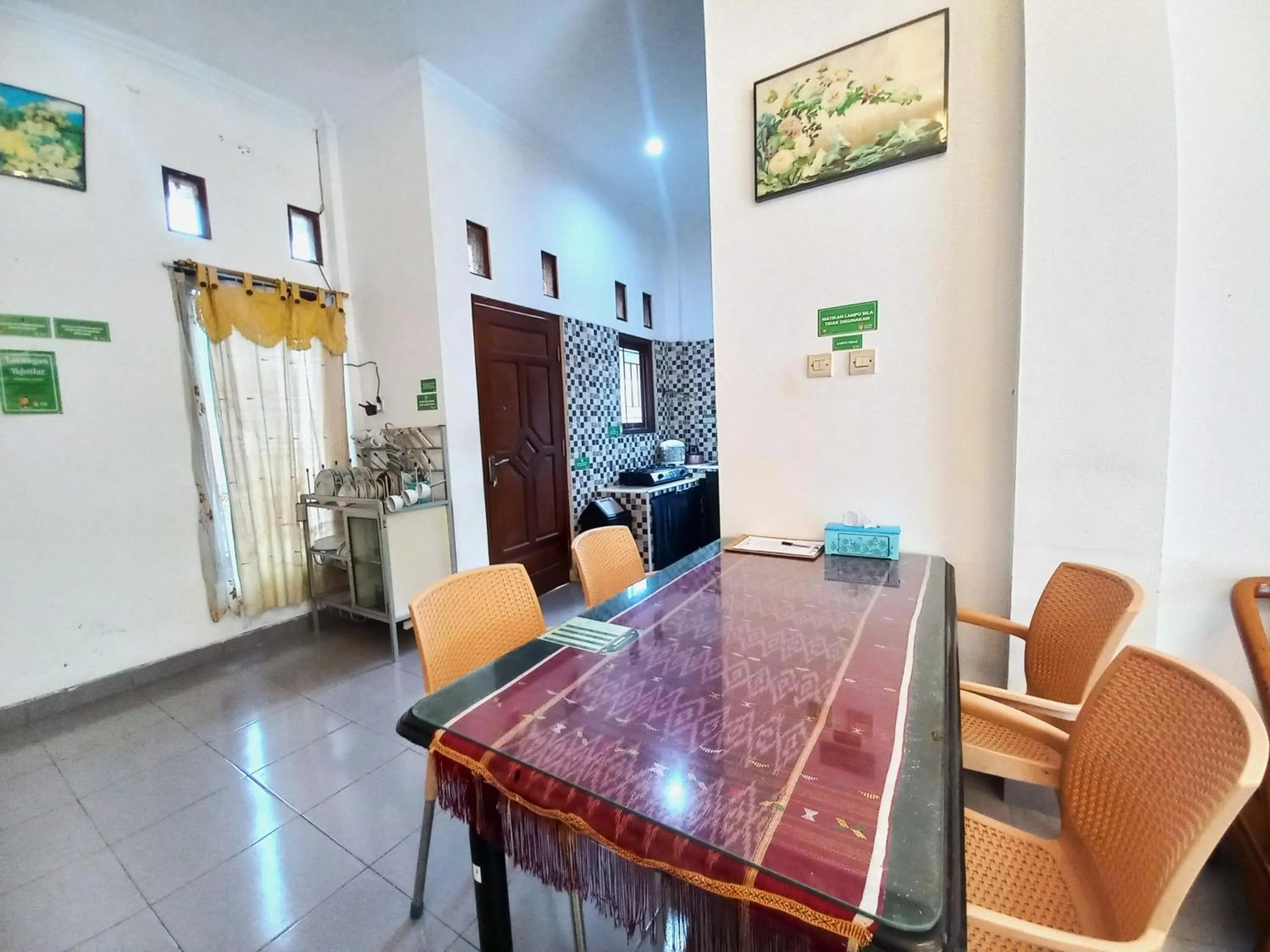 Dining area in Homestay Jogja Jakal 3 Dekat UGM by Simply Homy