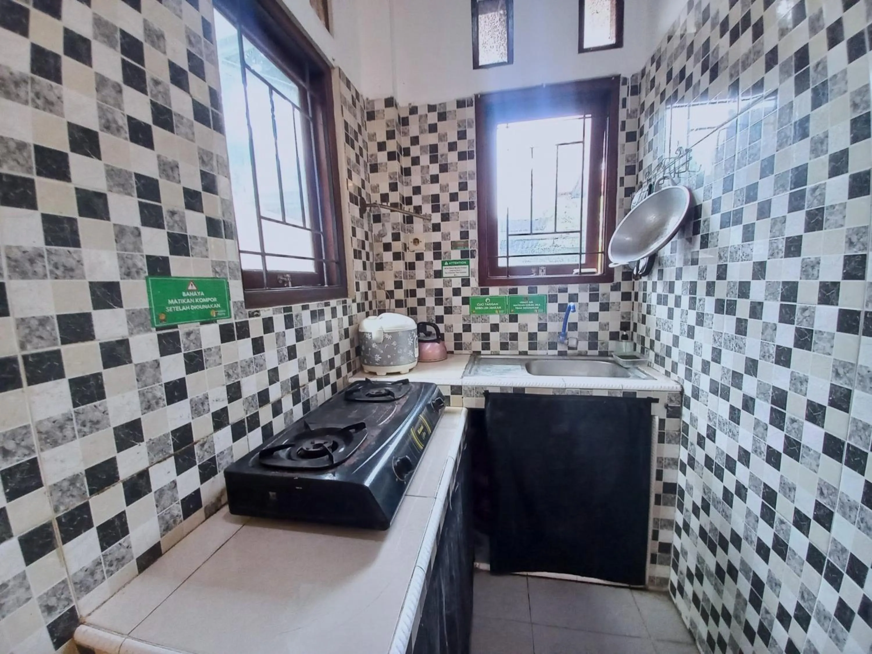 Communal kitchen in Homestay Jogja Jakal 3 Dekat UGM by Simply Homy