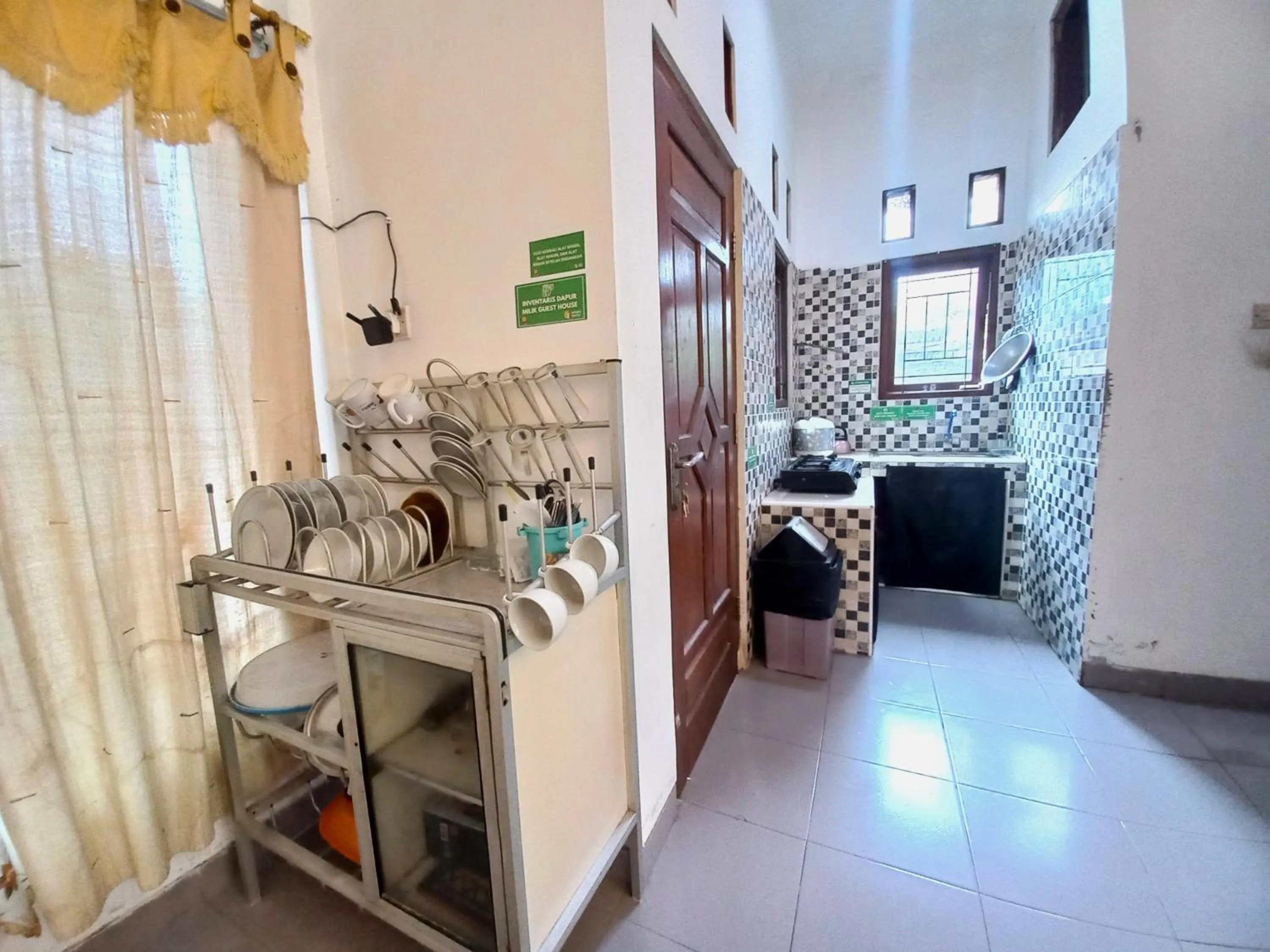 Communal kitchen in Homestay Jogja Jakal 3 Dekat UGM by Simply Homy