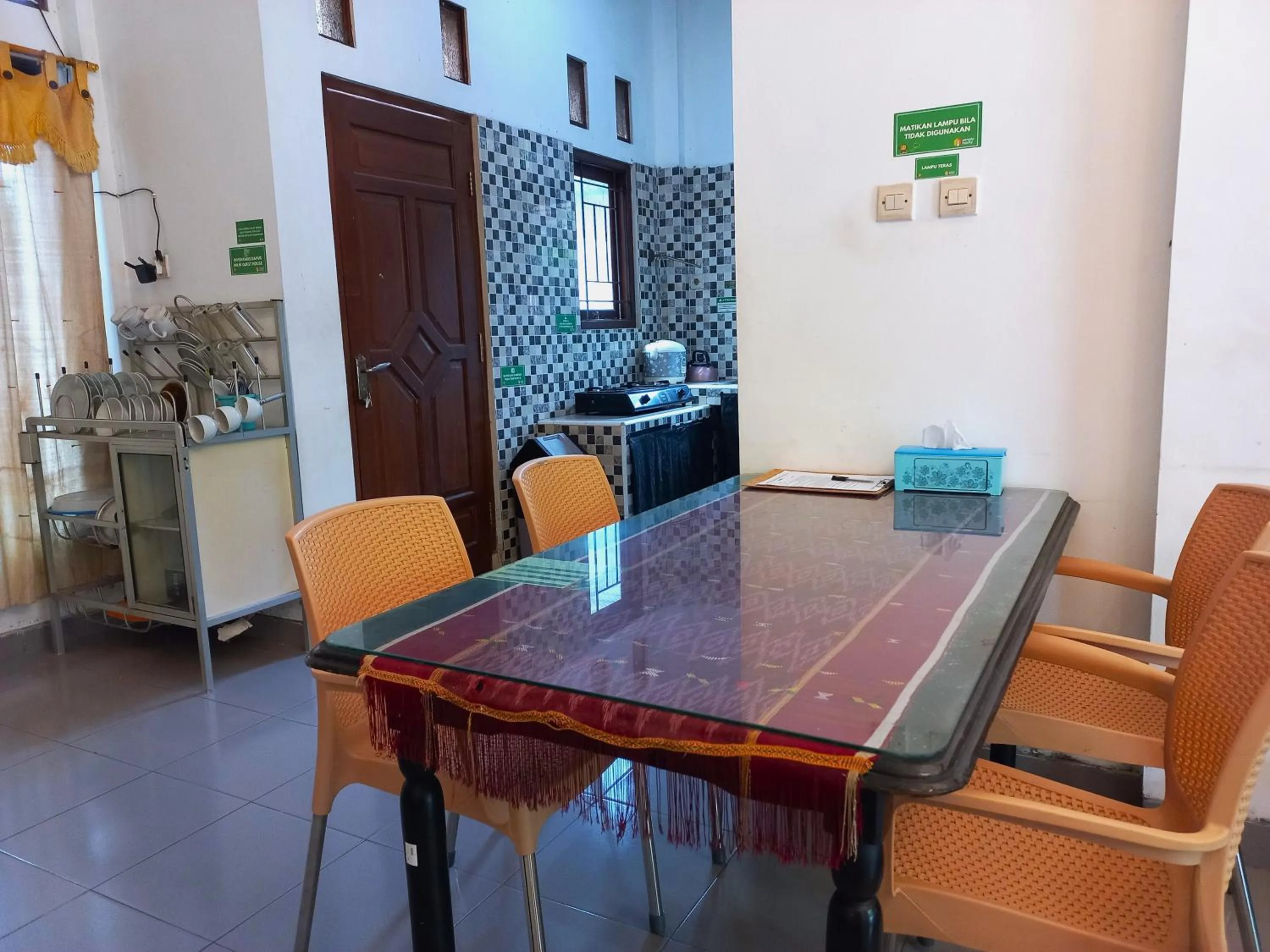 Dining area in Homestay Jogja Jakal 3 Dekat UGM by Simply Homy