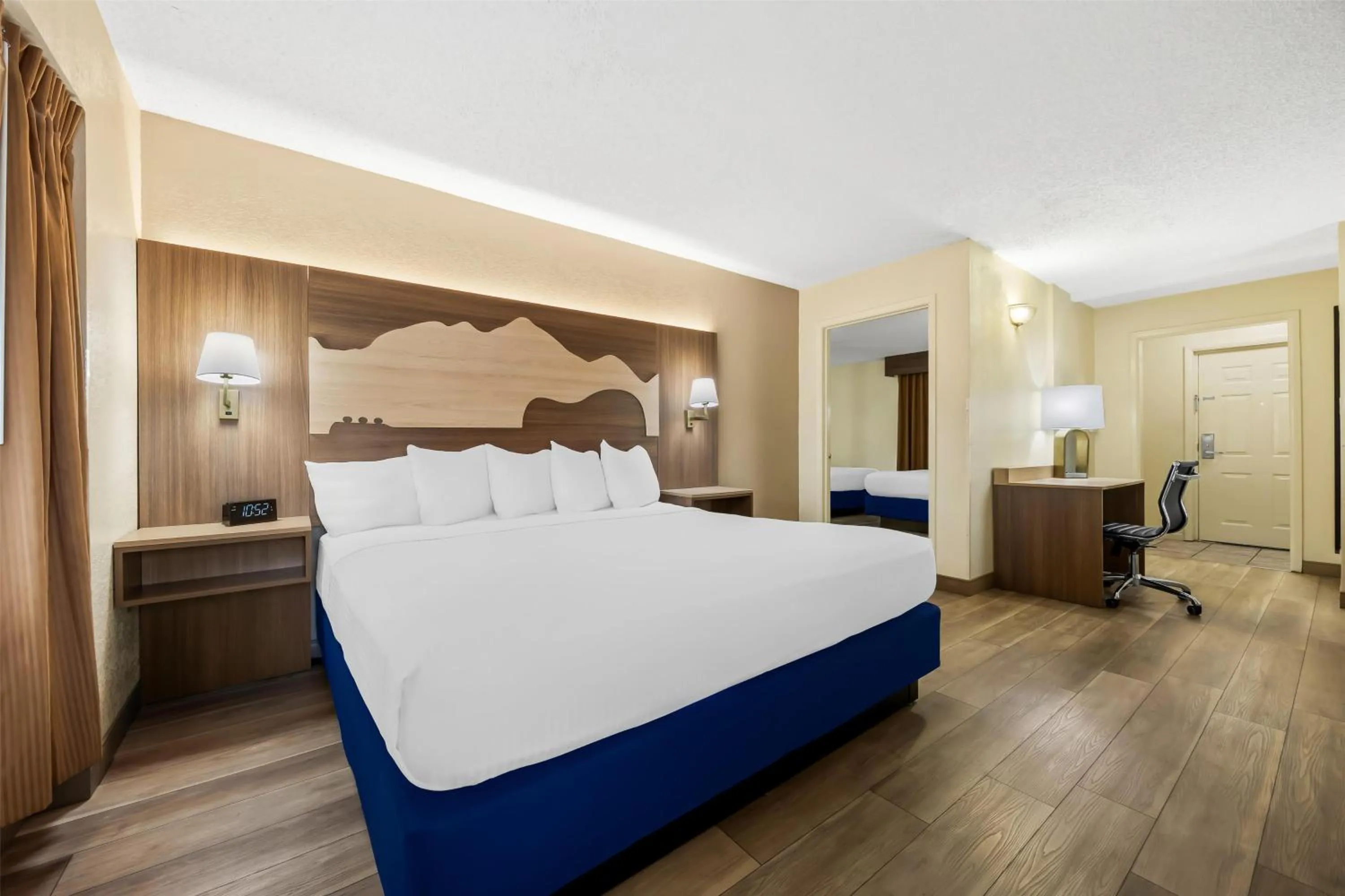 Photo of the whole room, Bed in Best Western Center Pointe Inn