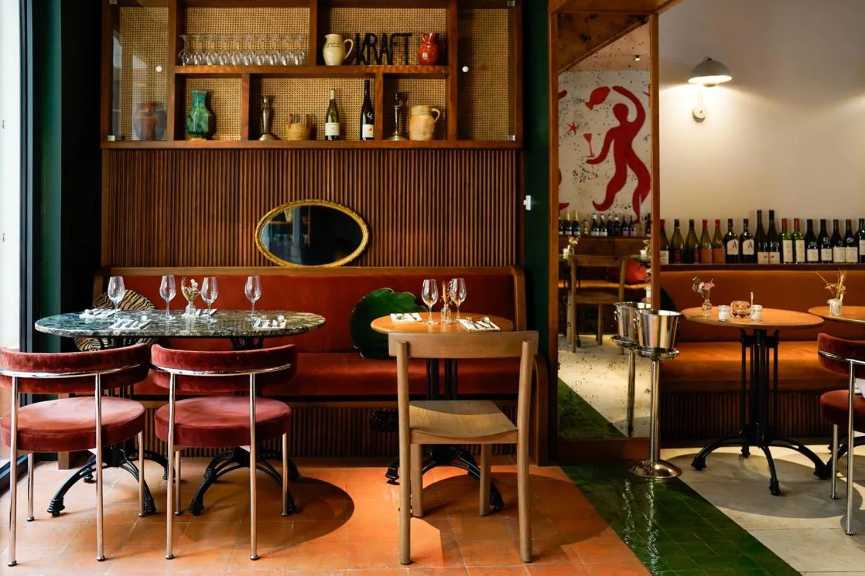 Restaurant/places to eat in Kraft Hotel