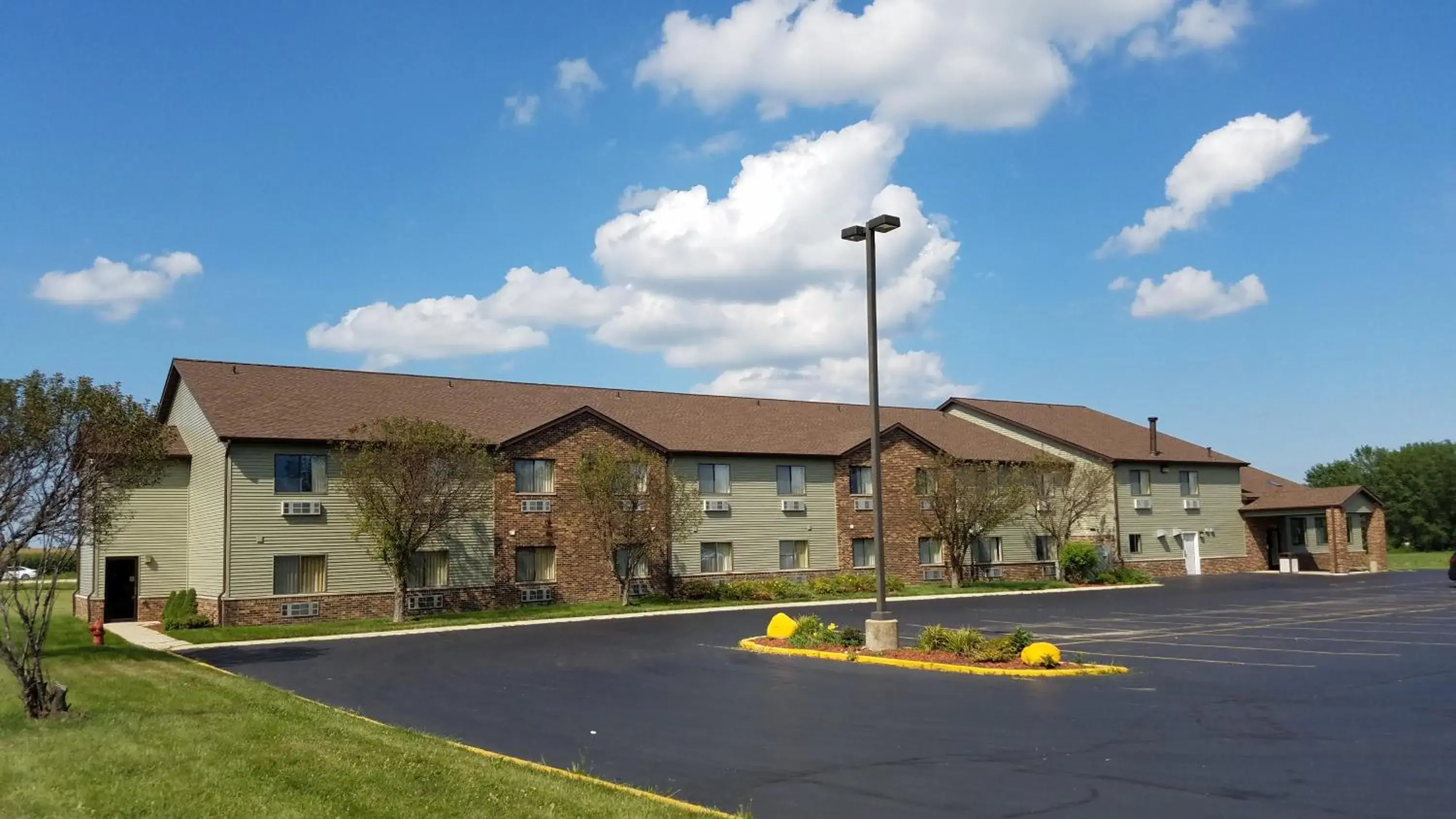 Property building in Super 8 by Wyndham DeKalb IL Property building in Super 8 by Wyndham DeKalb IL