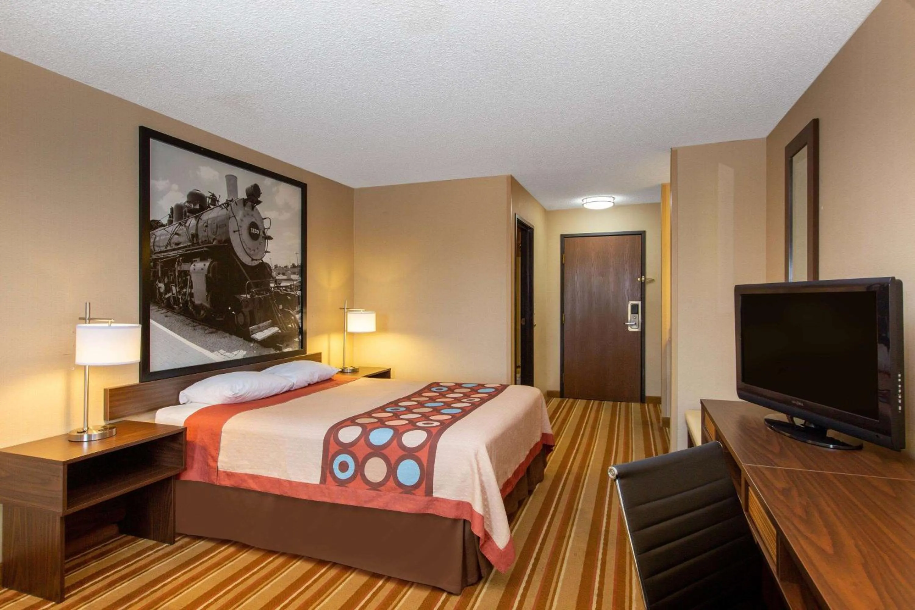 Photo of the whole room, Bed in Super 8 by Wyndham Salina I-70