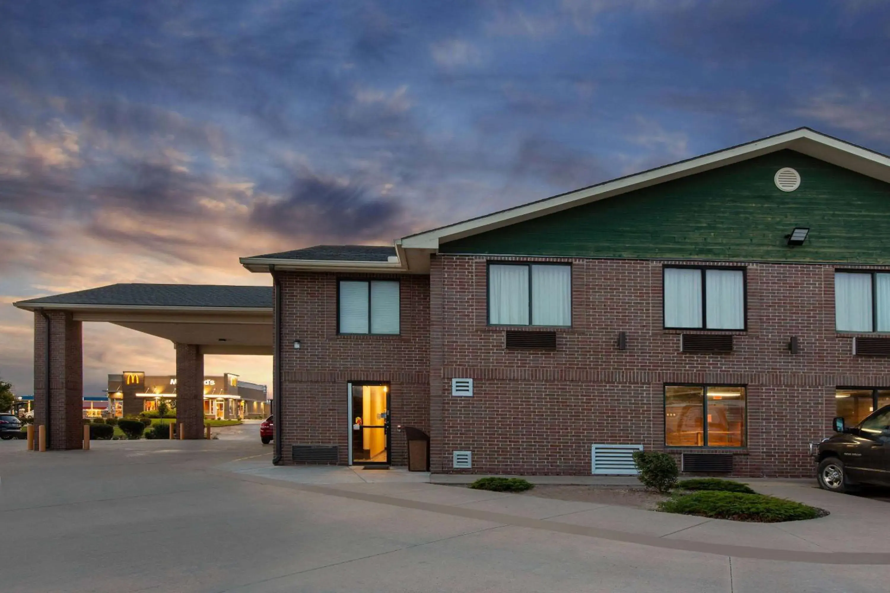 Property building in Super 8 by Wyndham Salina I-70 Property building in Super 8 by Wyndham Salina I-70