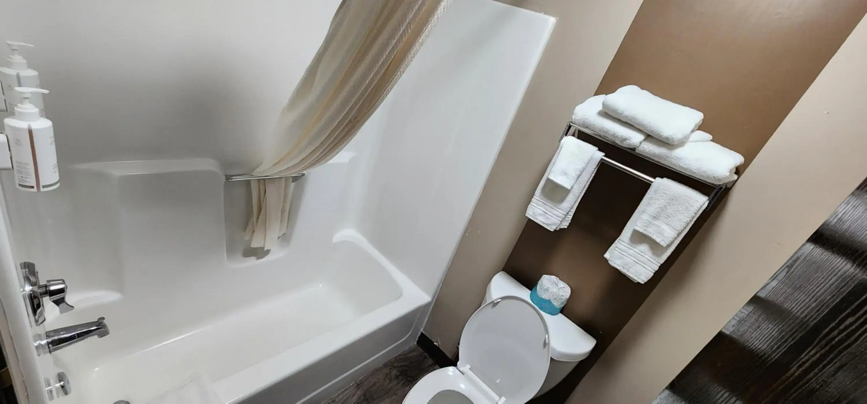 Queen Room - Mobility Access/Non-Smoking in Super 8 by Wyndham Salina I-70 Queen Room - Mobility Access/Non-Smoking in Super 8 by Wyndham Salina I-70