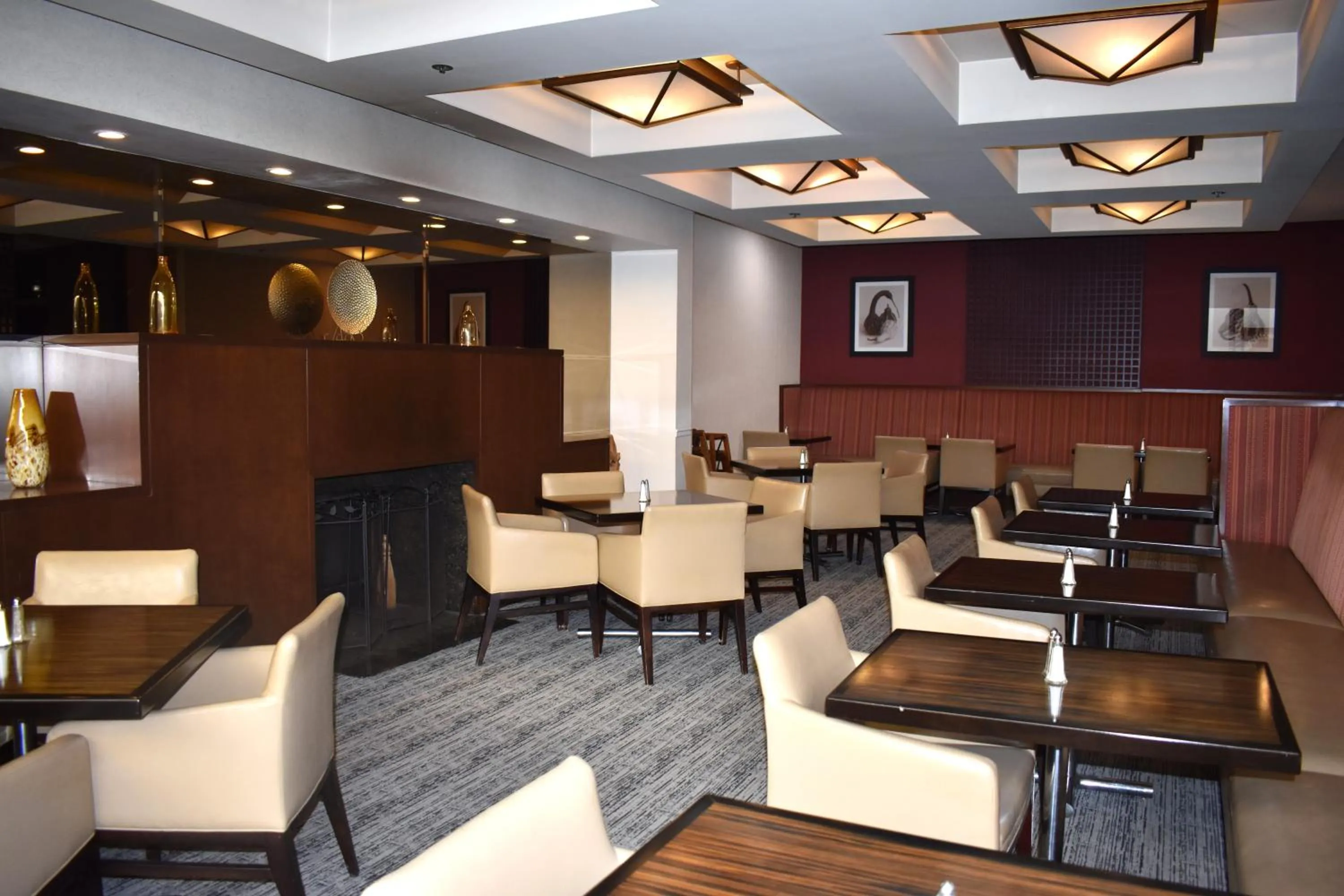 Dining area in Hyatt Regency Lisle near Naperville