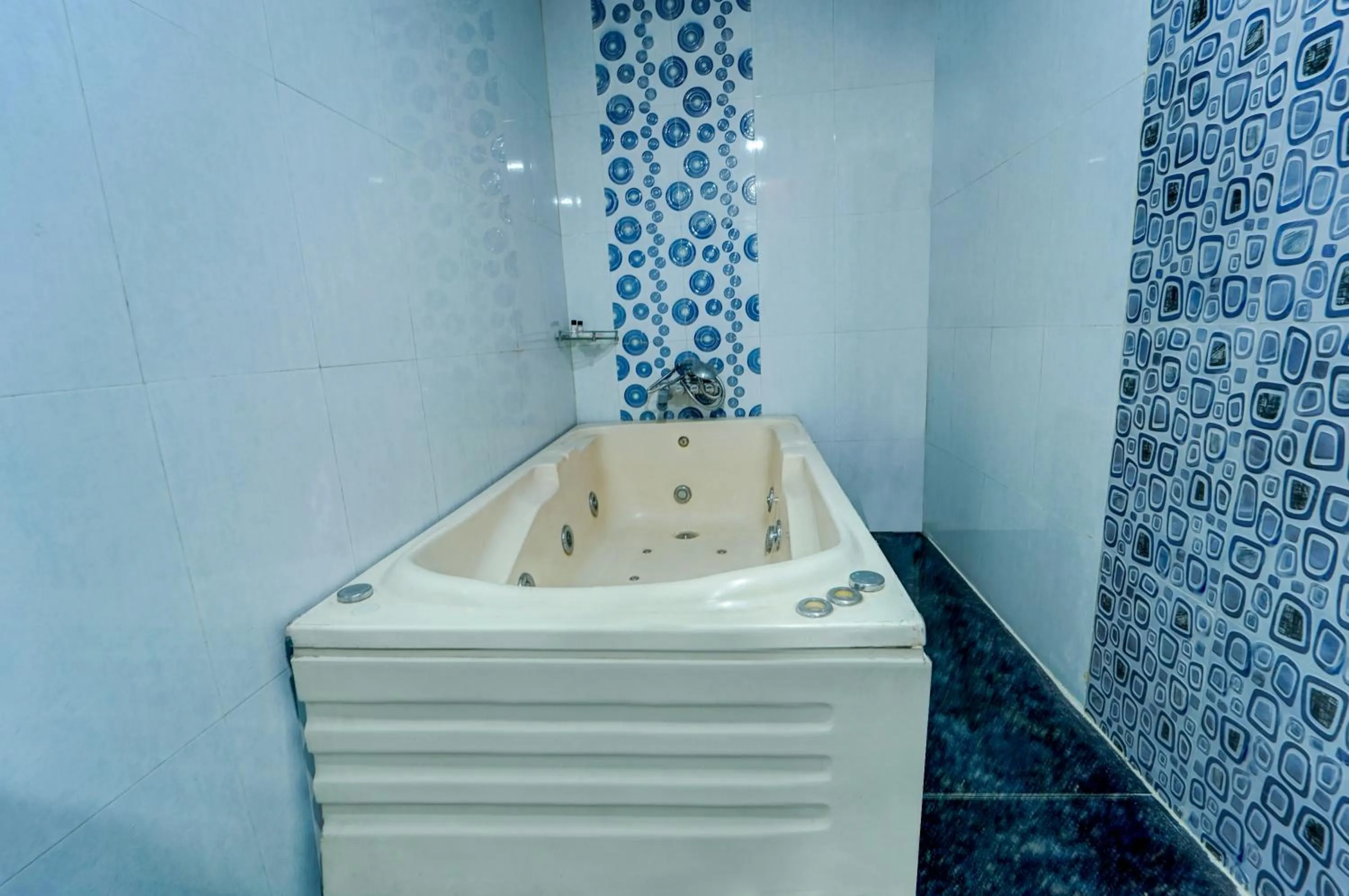 Bathroom in Itsy Hotels Buddha Inn