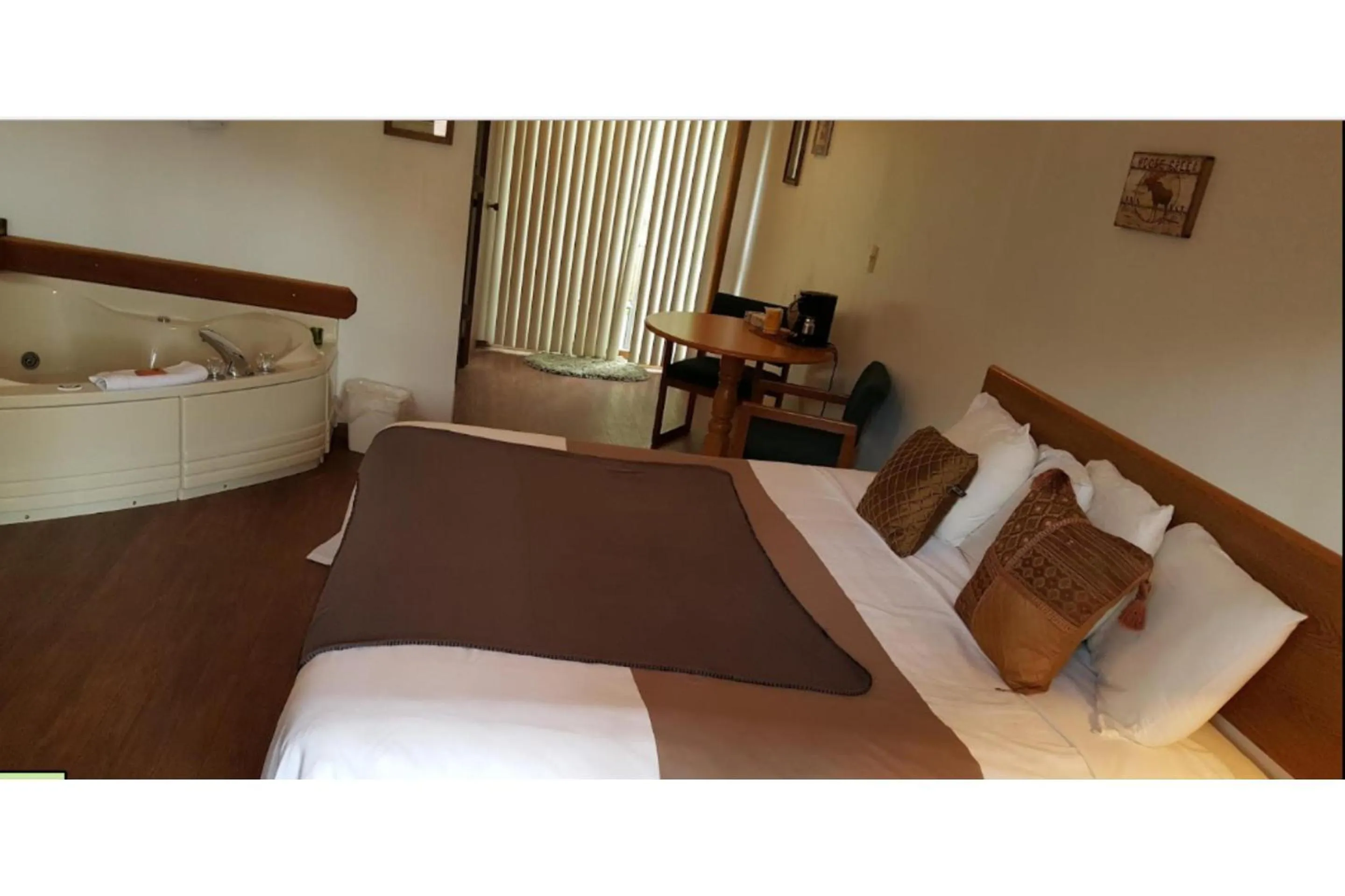 Bedroom in The Brookside Motel by Belvilla Keystone Near Mt Rushmore