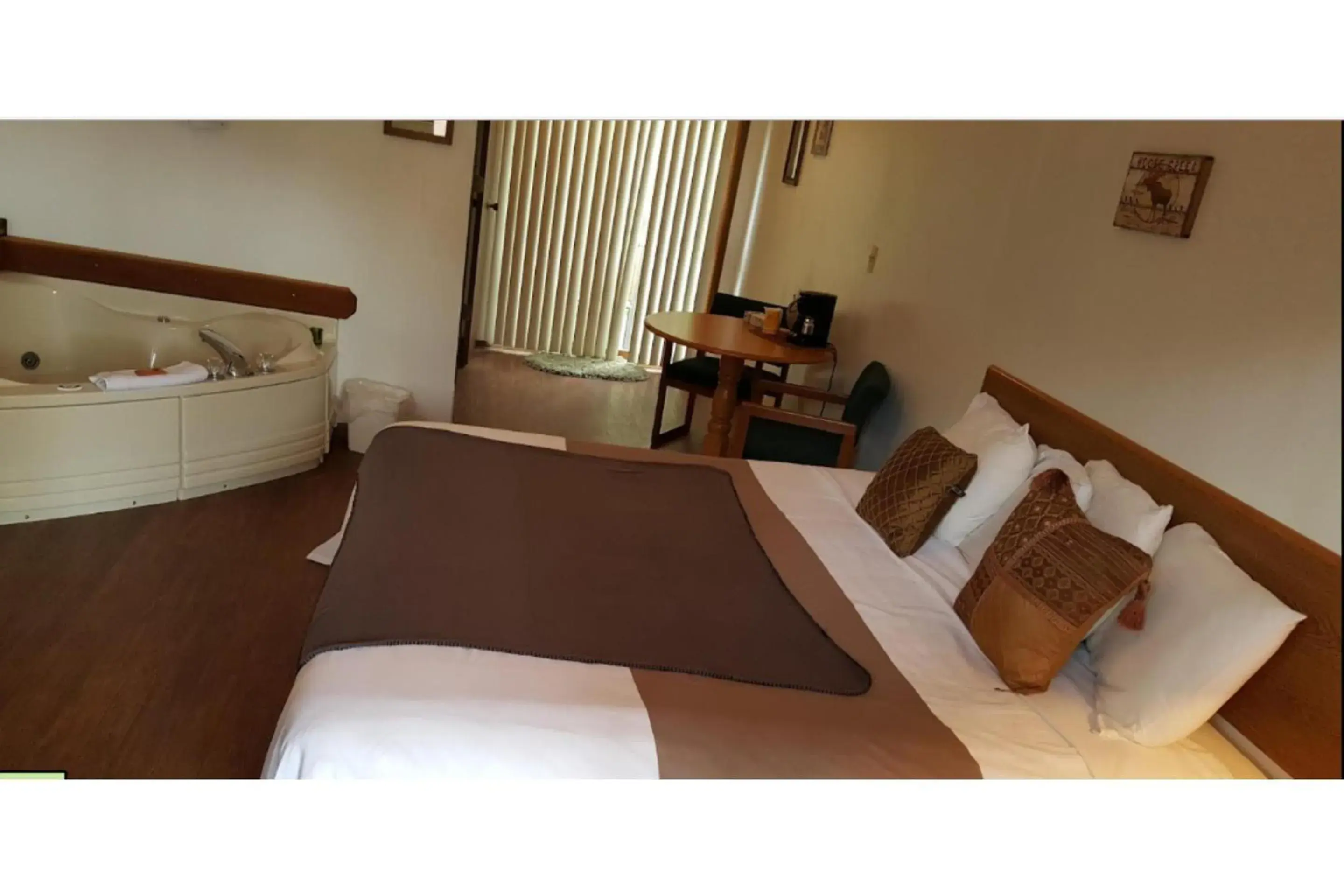 Bedroom in The Brookside Motel by Belvilla Keystone Near Mt Rushmore Bedroom in The Brookside Motel by Belvilla Keystone Near Mt Rushmore