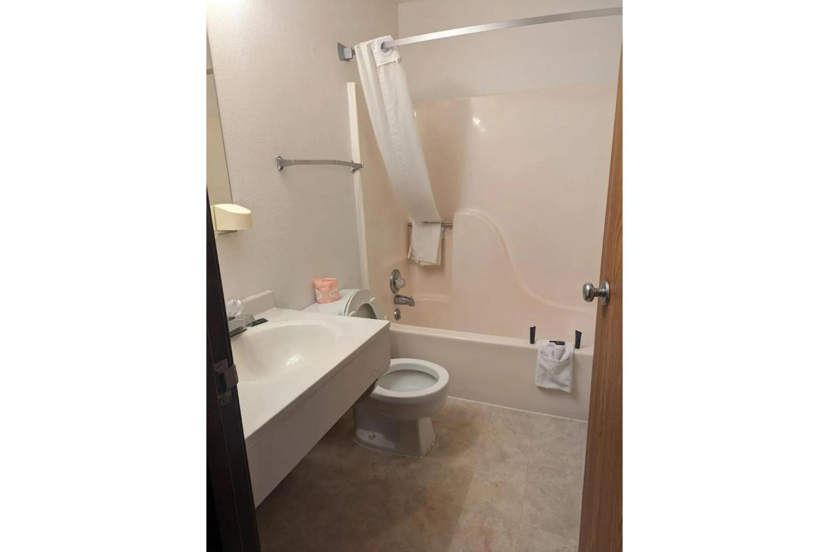 Bathroom in The Brookside Motel by Belvilla Keystone Near Mt Rushmore