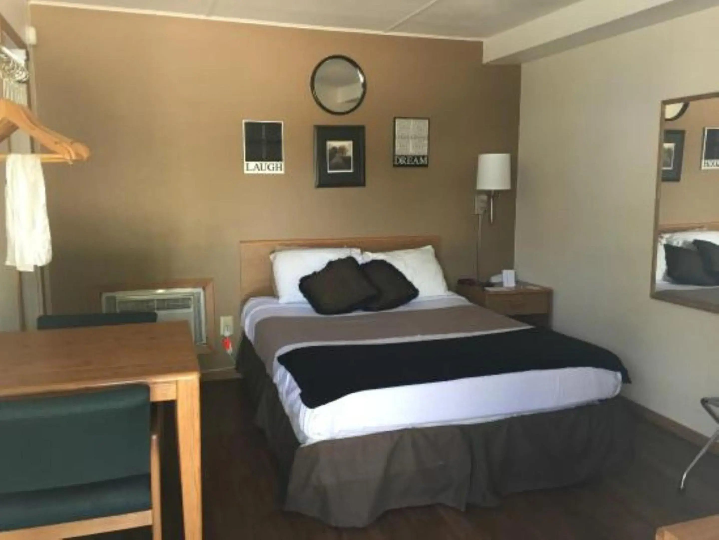 Bedroom in The Brookside Motel by Belvilla Keystone Near Mt Rushmore Bedroom in The Brookside Motel by Belvilla Keystone Near Mt Rushmore