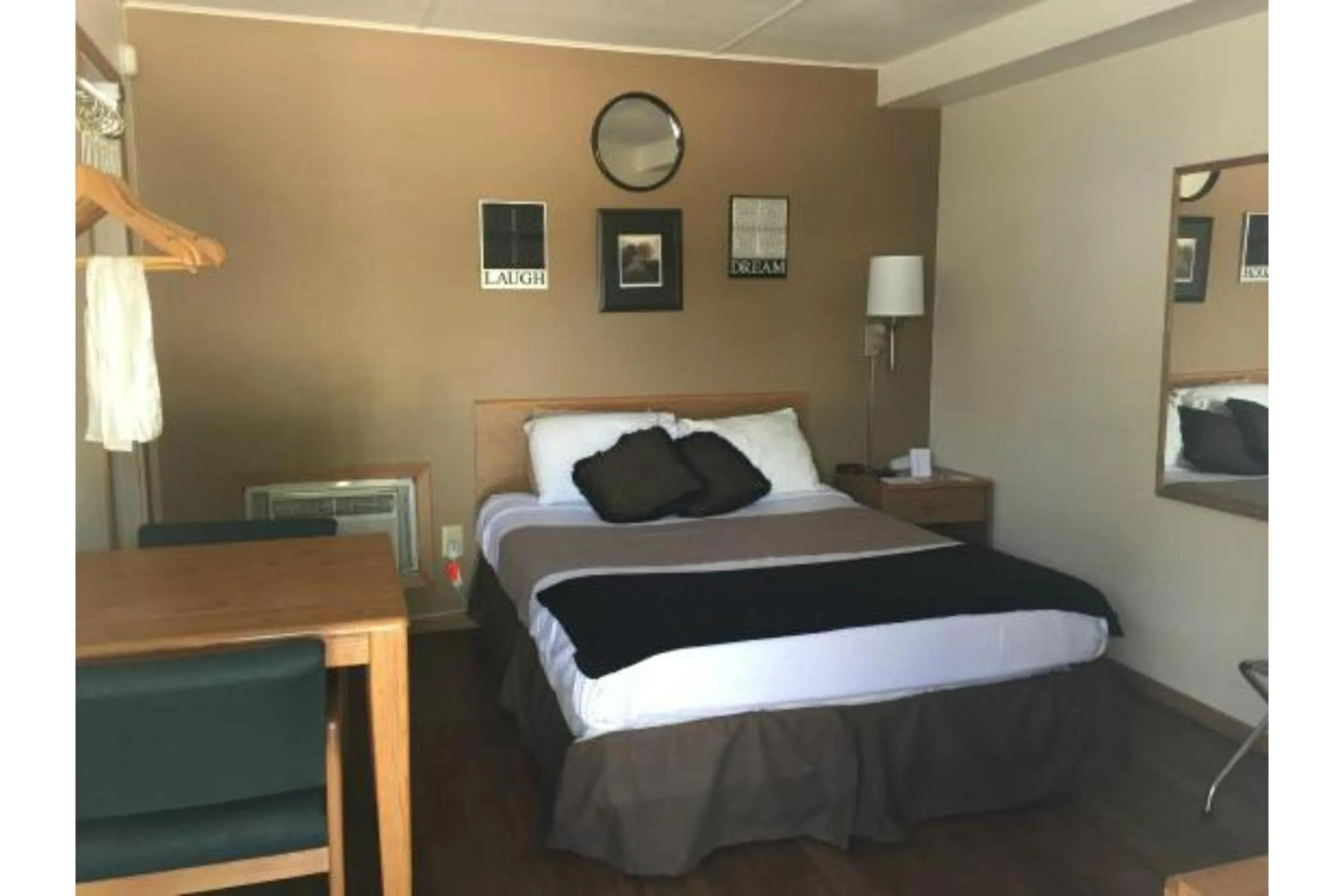 Bedroom in The Brookside Motel by Belvilla Keystone Near Mt Rushmore