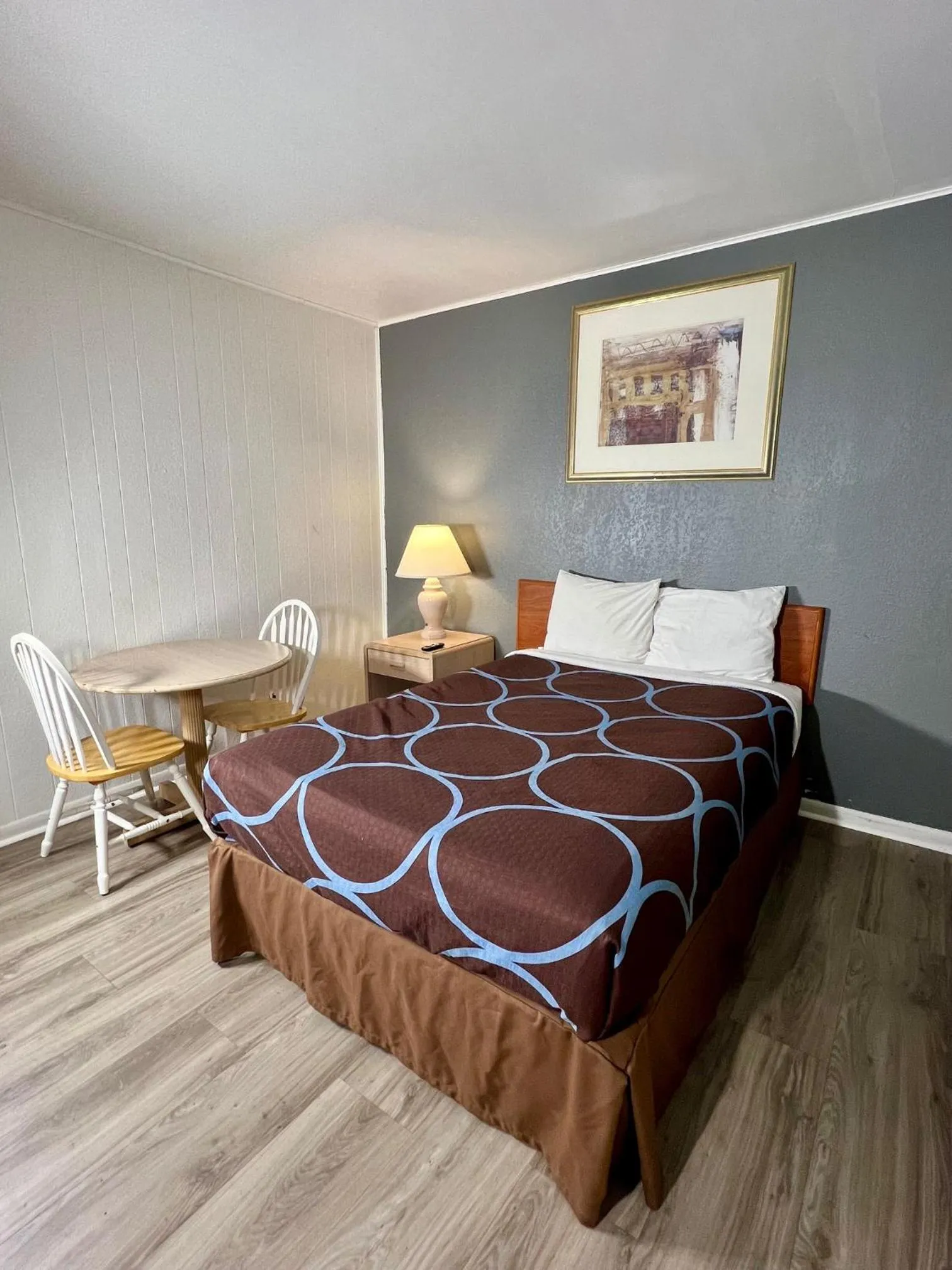 Bed in Village Inn Salina