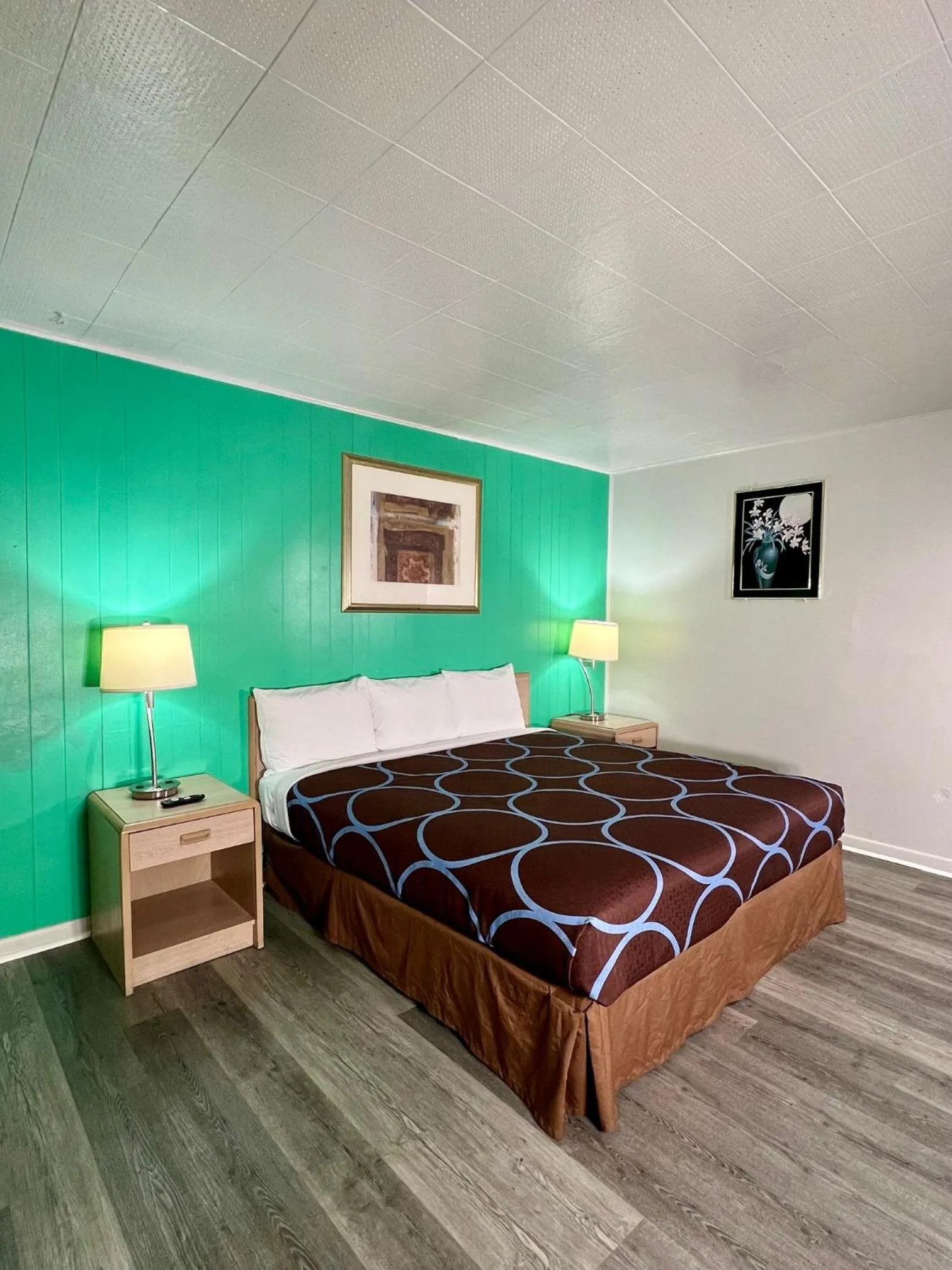 Bed in Village Inn Salina