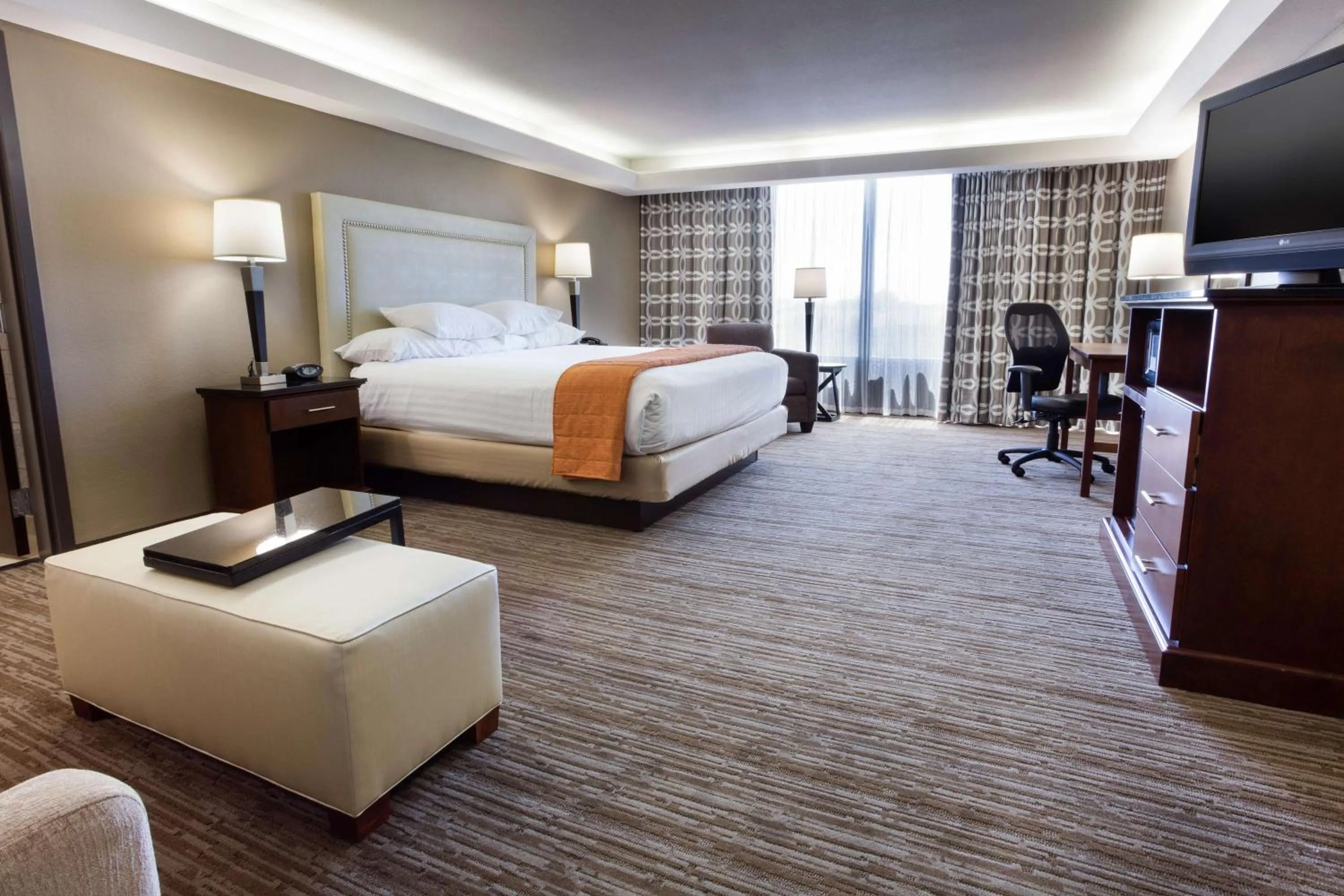 Photo of the whole room, Bed in Drury Inn & Suites Kansas City Airport