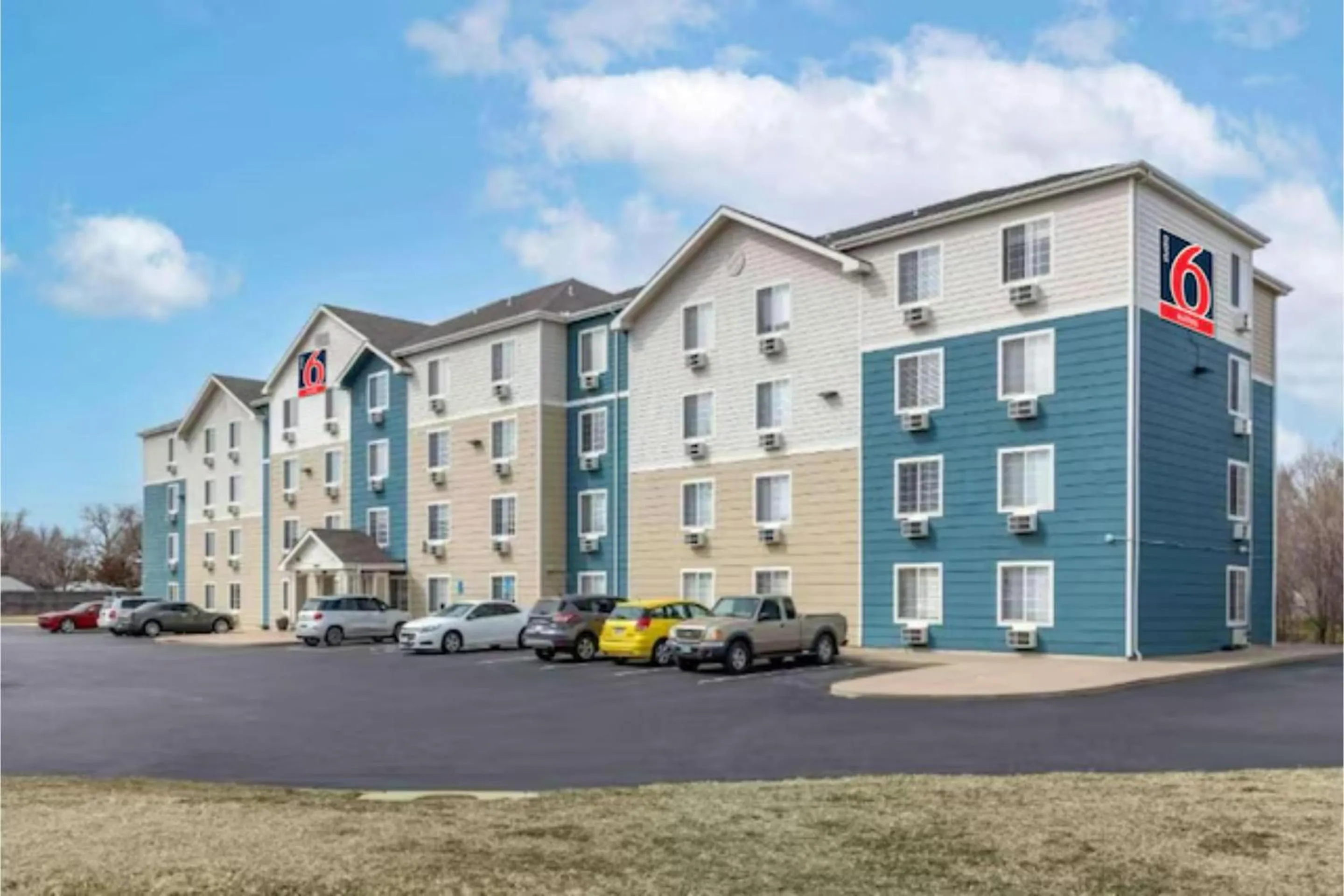 Parking in Studio 6 Extended Stay Wichita South KS