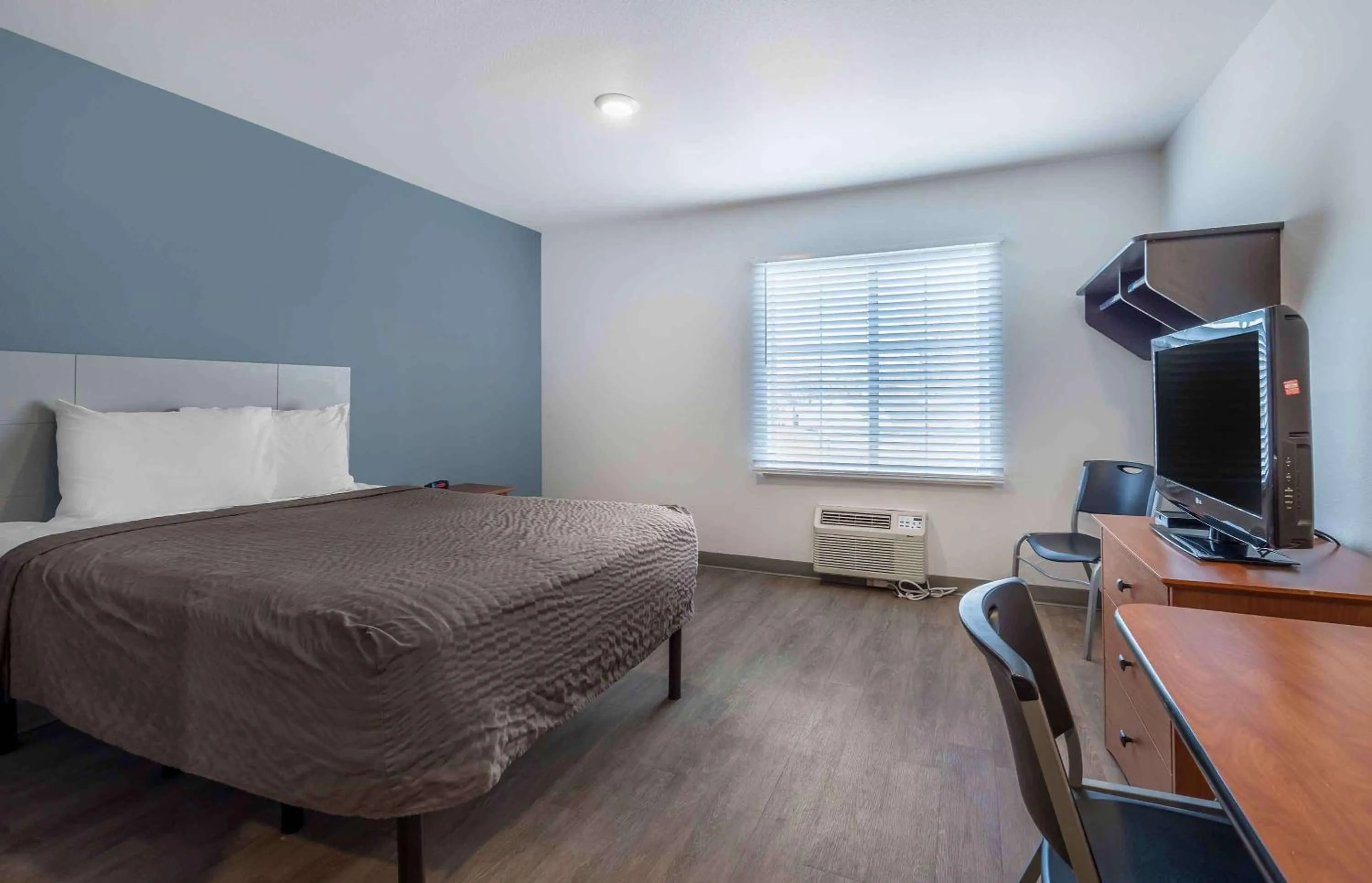 Bedroom, Bed in Extended Stay America Select Suites - Wichita - South