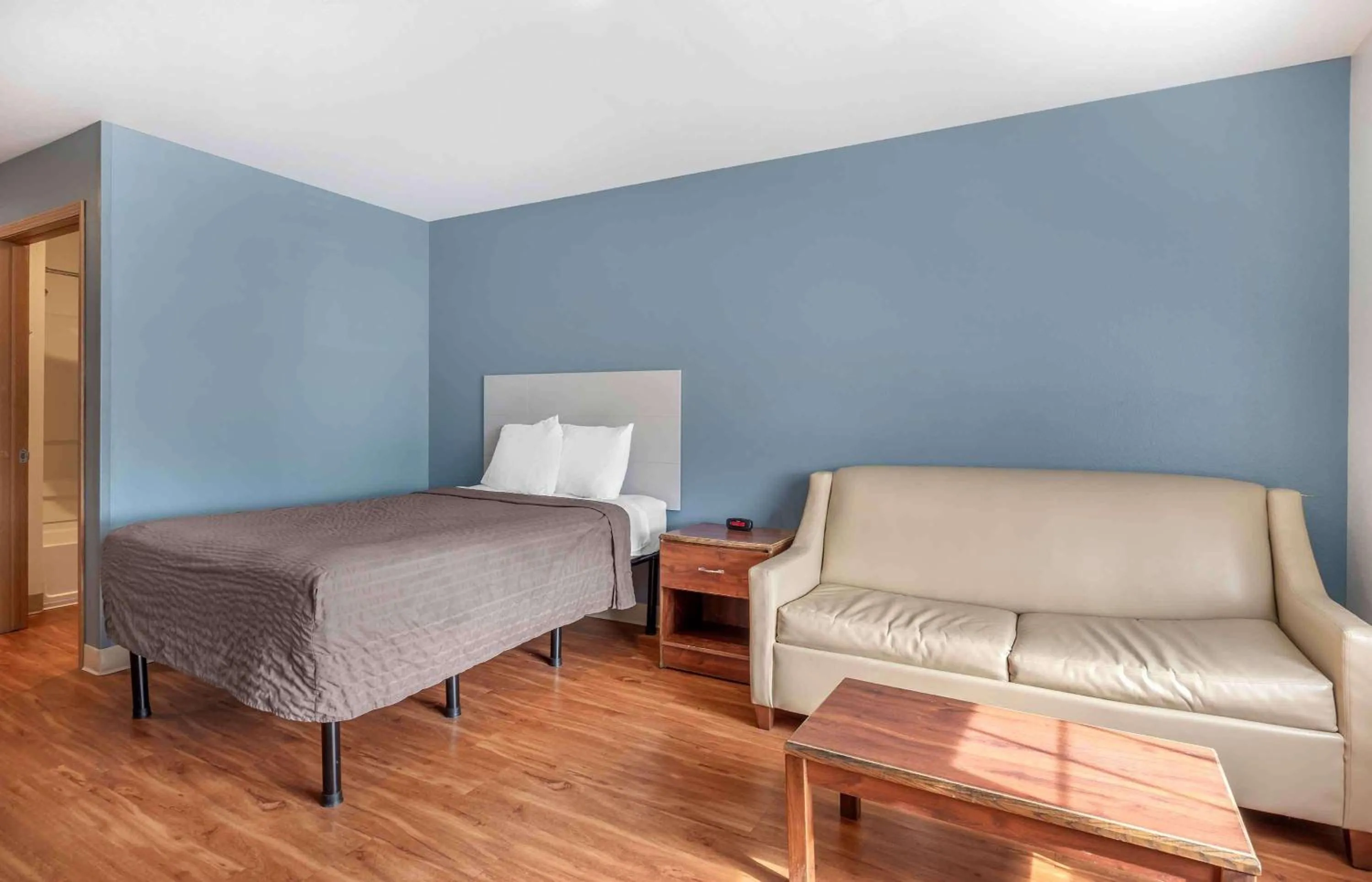 Bedroom in Extended Stay America Select Suites - Wichita - South