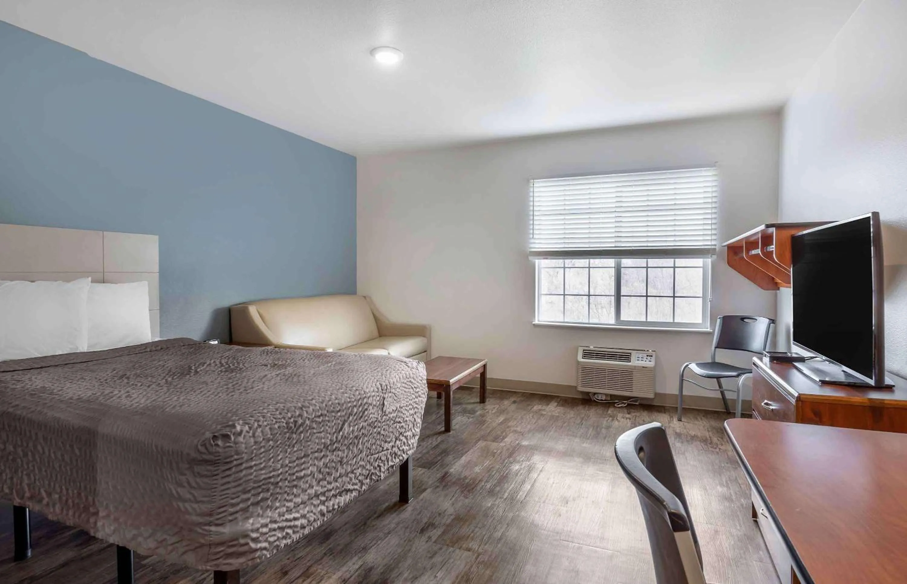 Bedroom, Bed in Extended Stay America Select Suites - Wichita - South