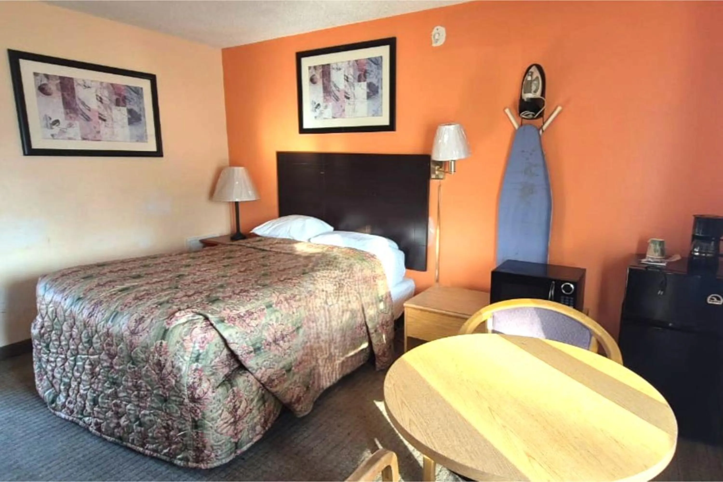 Bedroom, Bed in Canton Inn By OYO