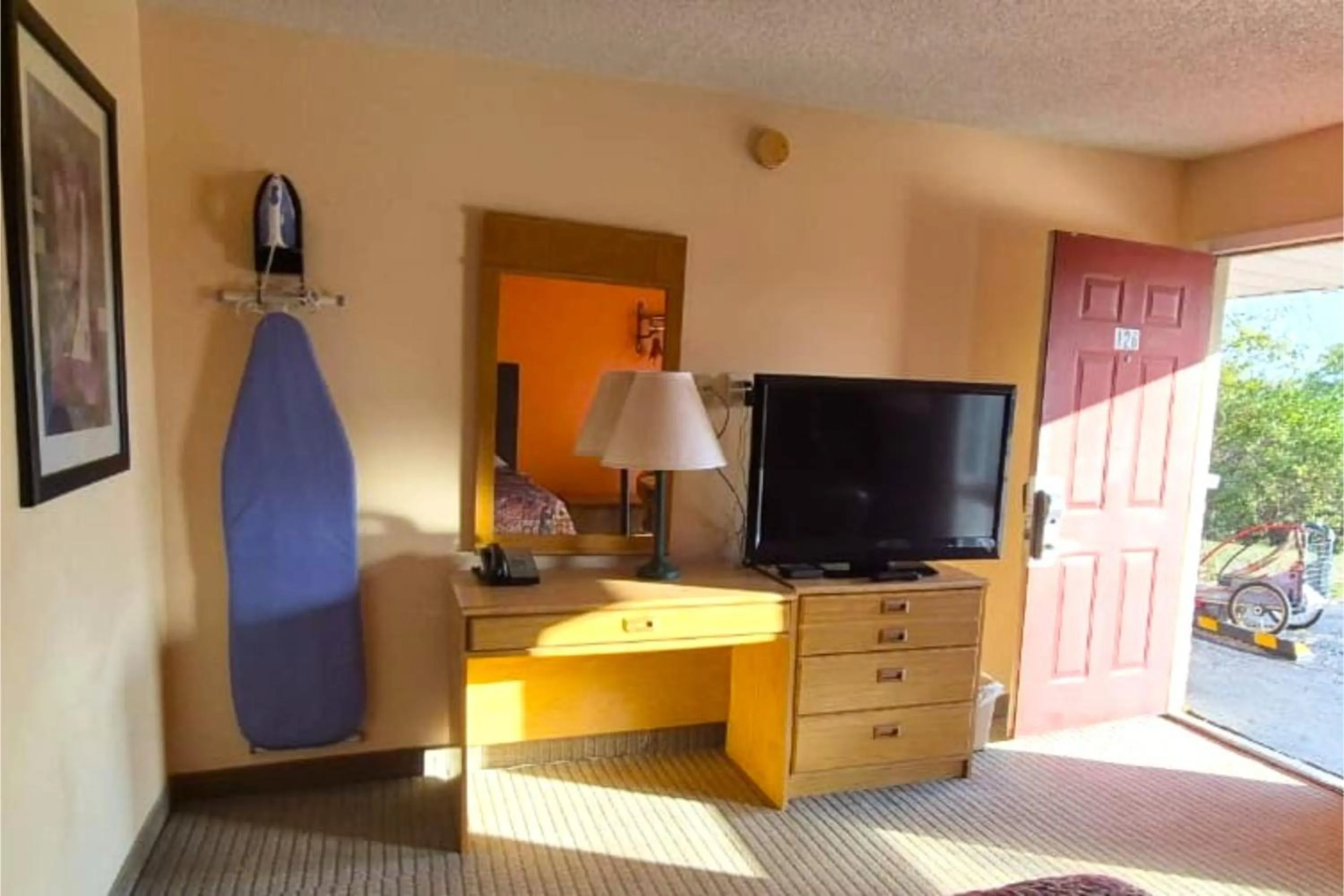 TV and multimedia in Canton Inn By OYO