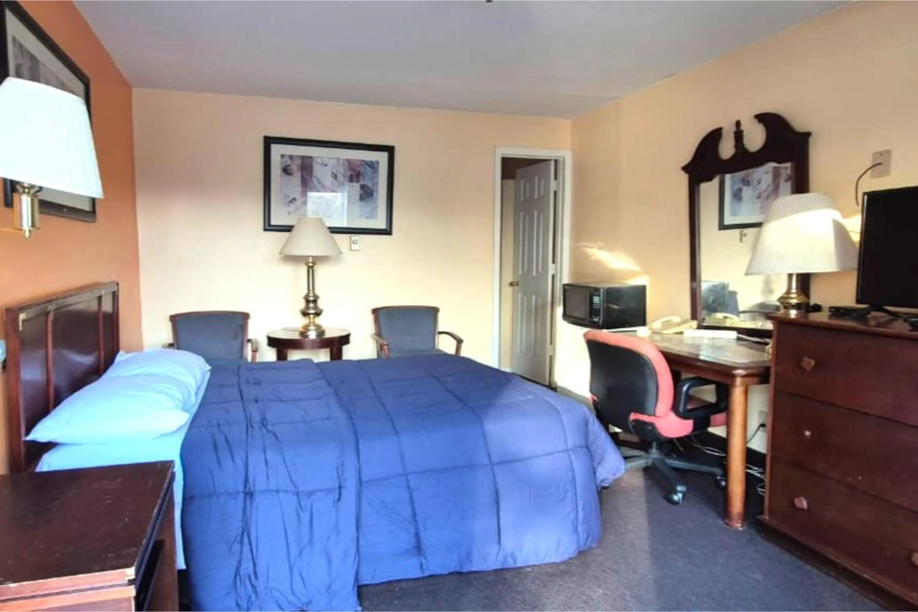 Bedroom, Bed in Canton Inn By OYO