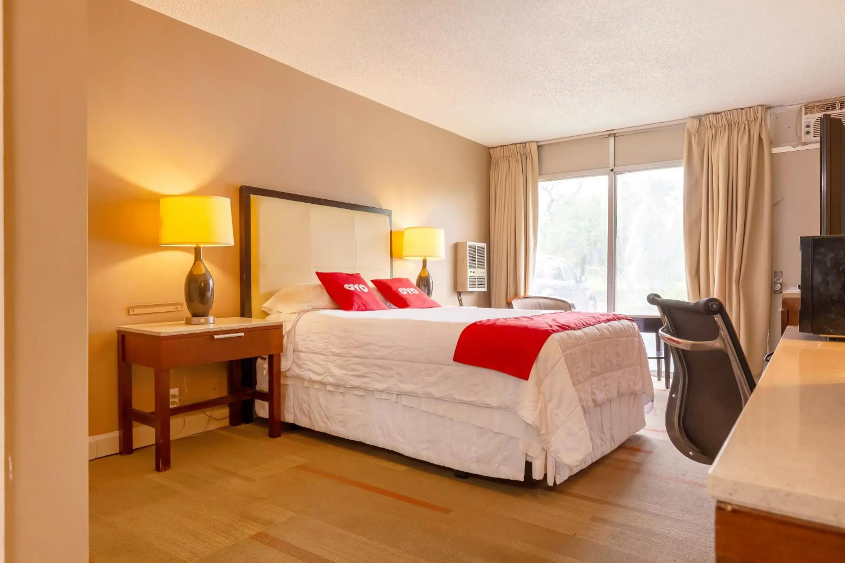 King Bed Smoking in OYO Hotel at Chicago Rockford International Airport, IL King Bed Smoking in OYO Hotel at Chicago Rockford International Airport, IL