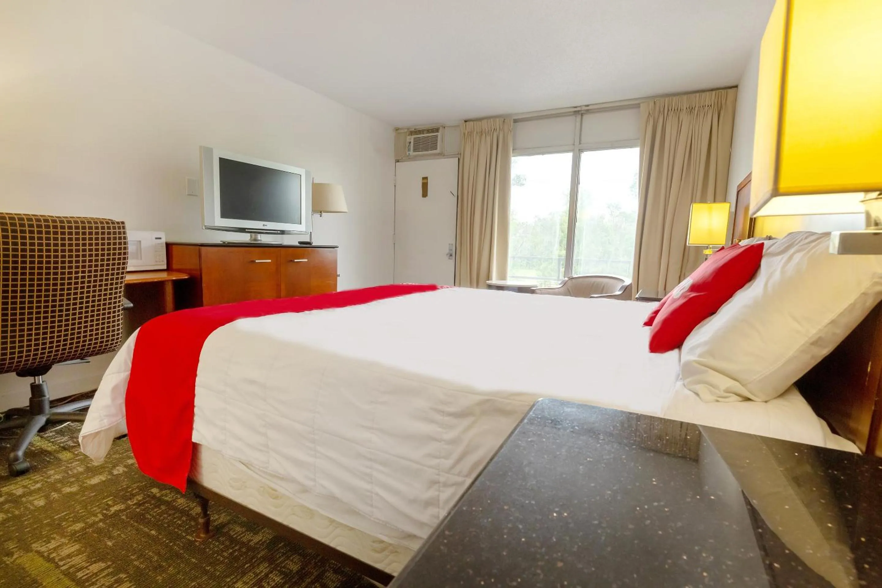 Bedroom in Americas Best Value Inn Rockford