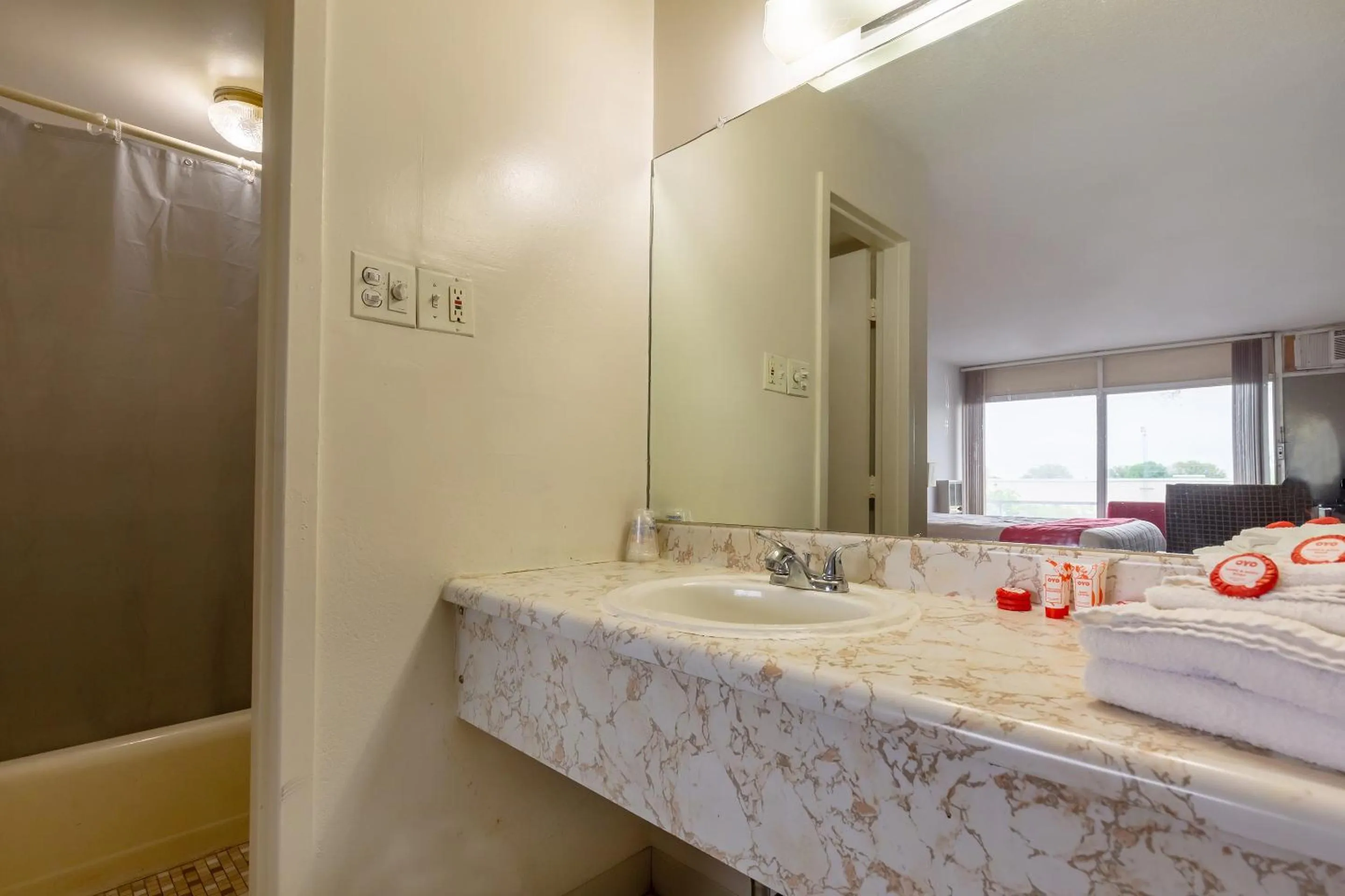 Bathroom in Americas Best Value Inn Rockford