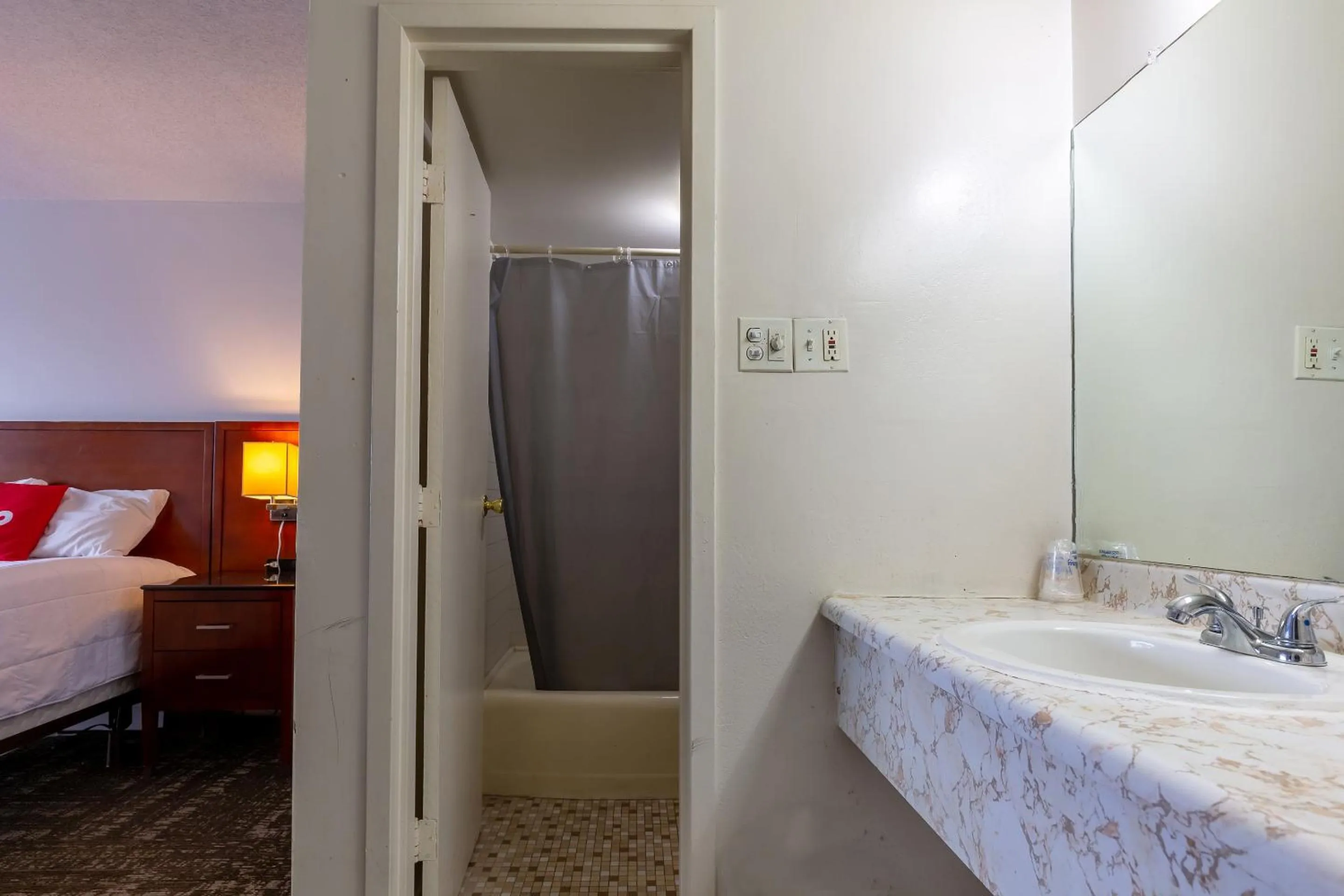 Bathroom in Americas Best Value Inn Rockford