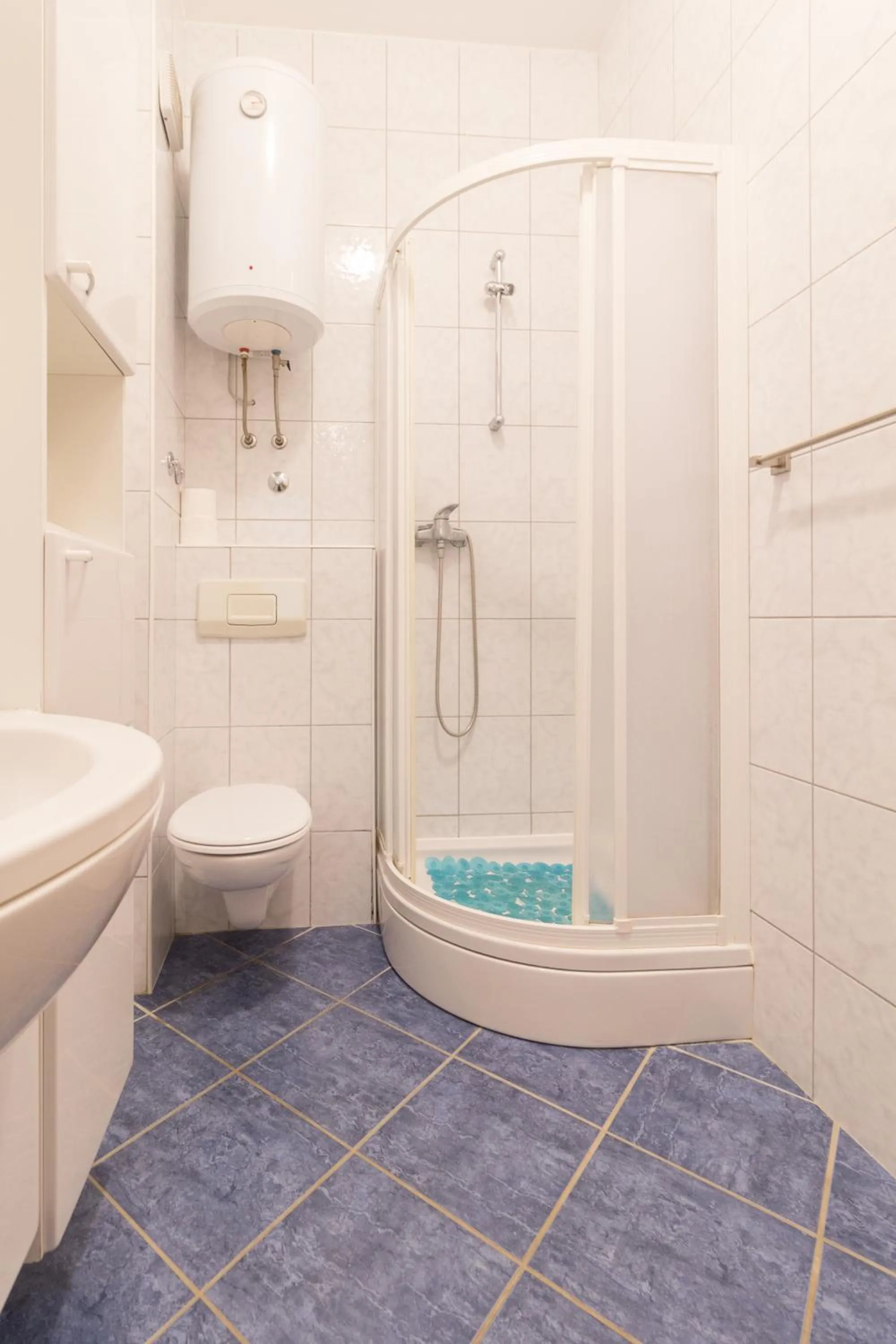 Bathroom in Apartments Sunset near the sandy beach - by TA Leut Agency