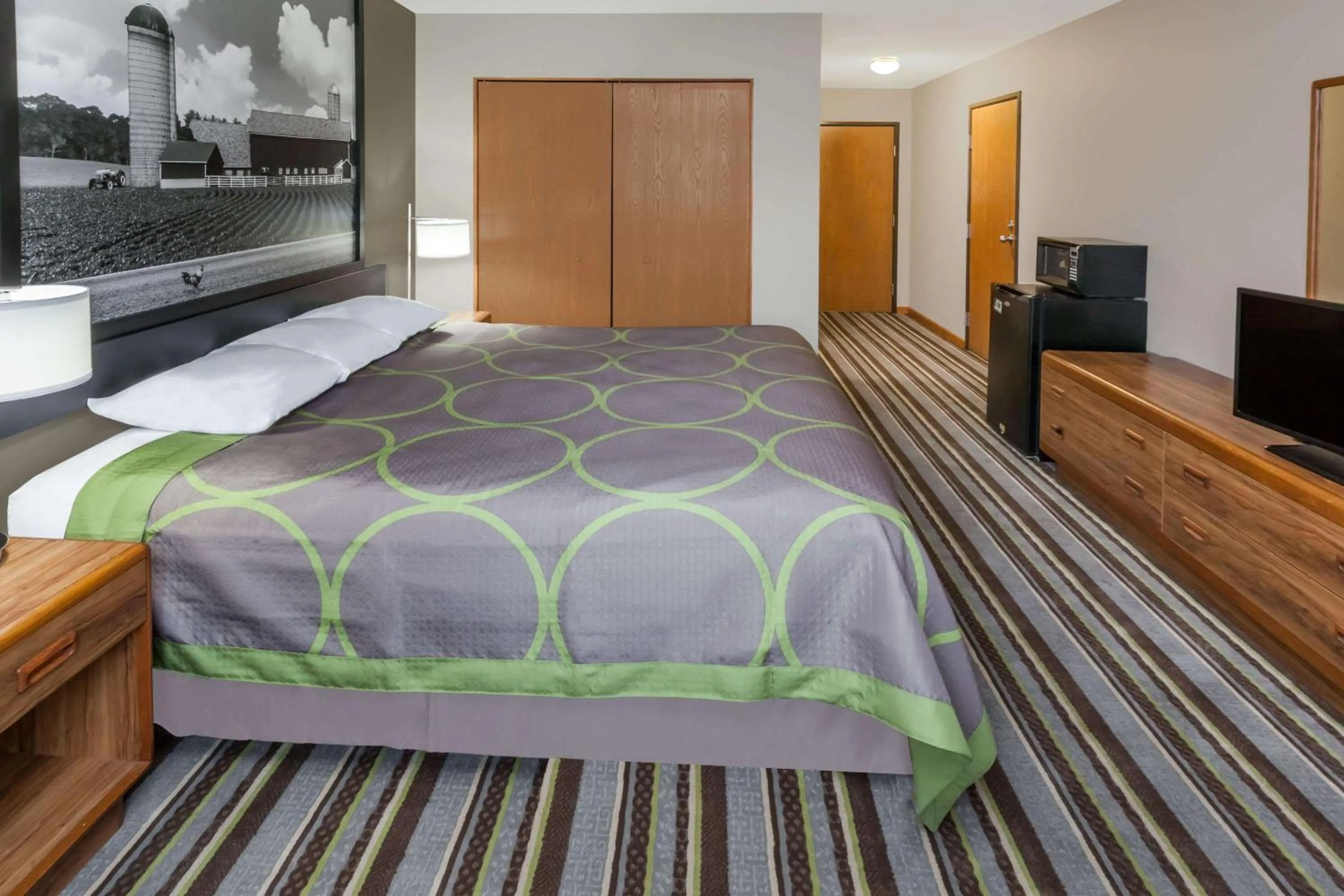 Photo of the whole room in Super 8 by Wyndham Watseka