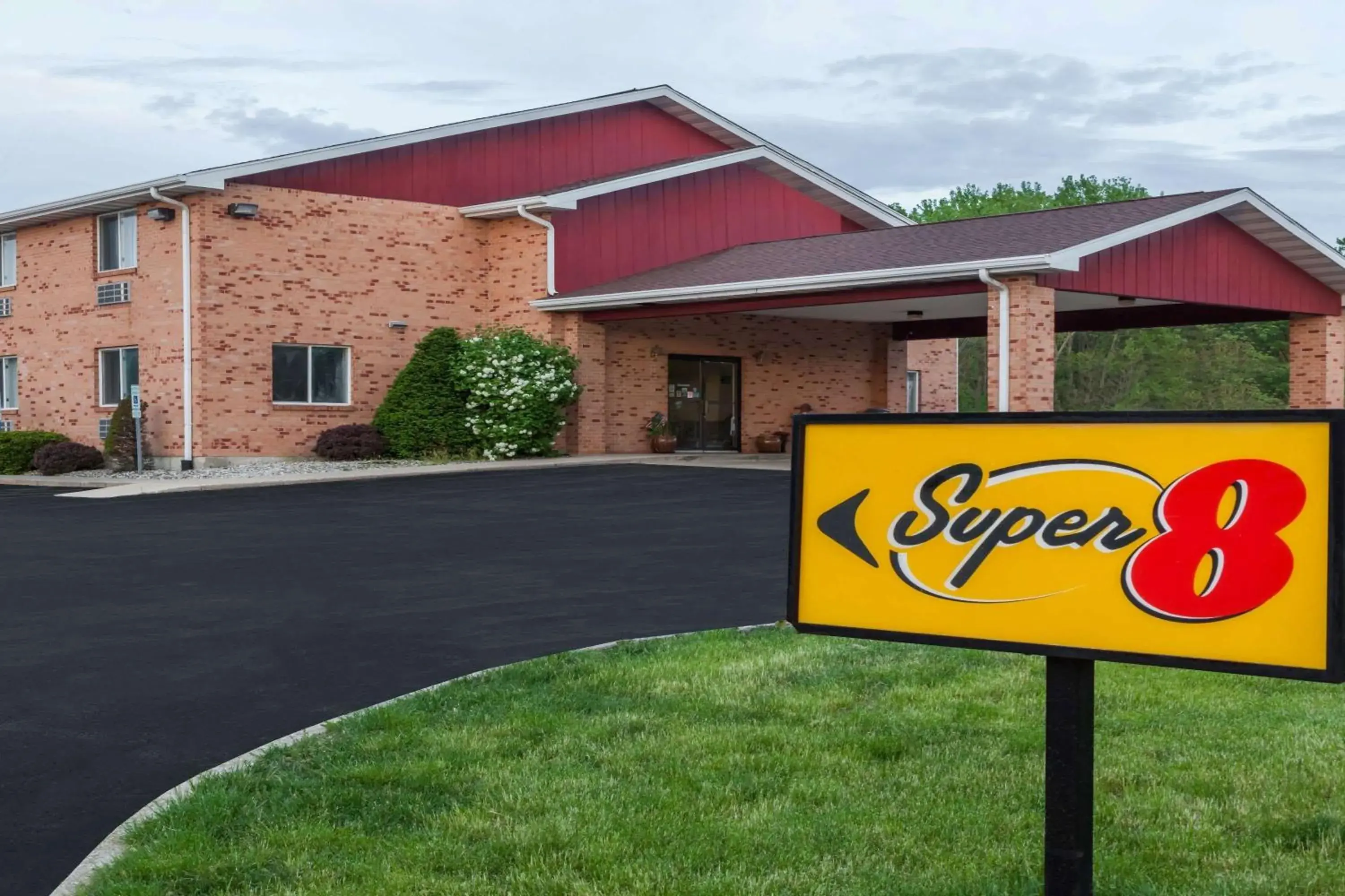 Property building in Super 8 by Wyndham Watseka Property building in Super 8 by Wyndham Watseka
