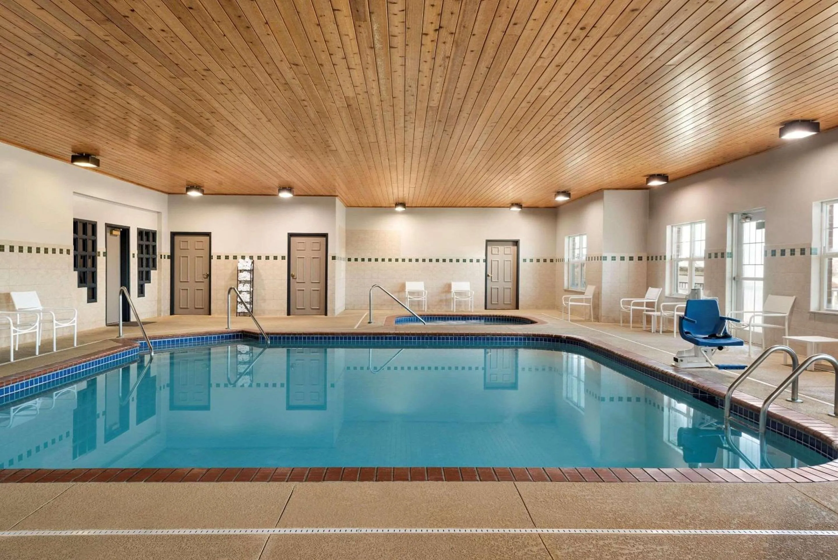 Swimming pool in Country Inn & Suites by Radisson, Kansas City at Village West, KS