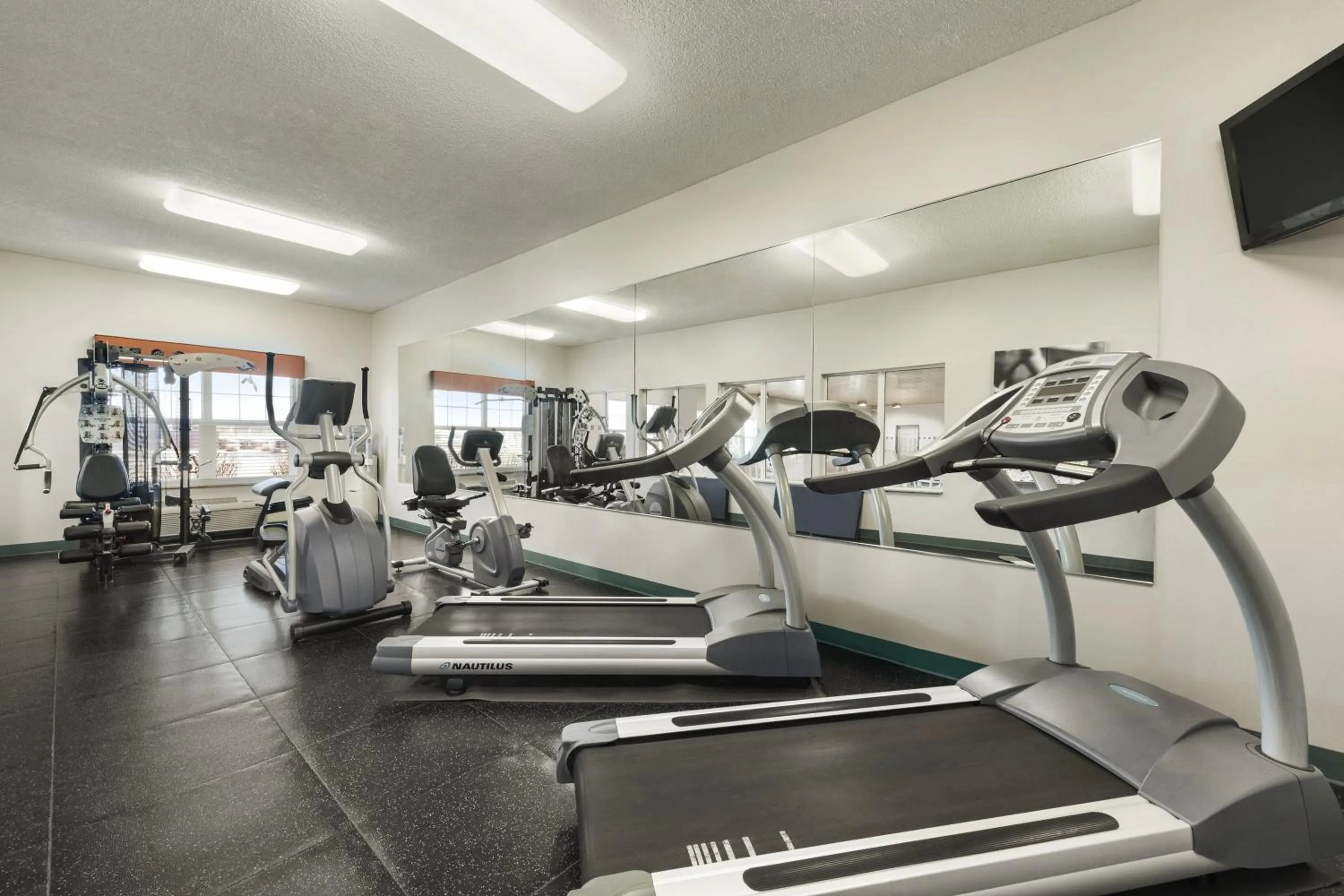 Fitness centre/facilities in Country Inn & Suites by Radisson, Kansas City at Village West, KS