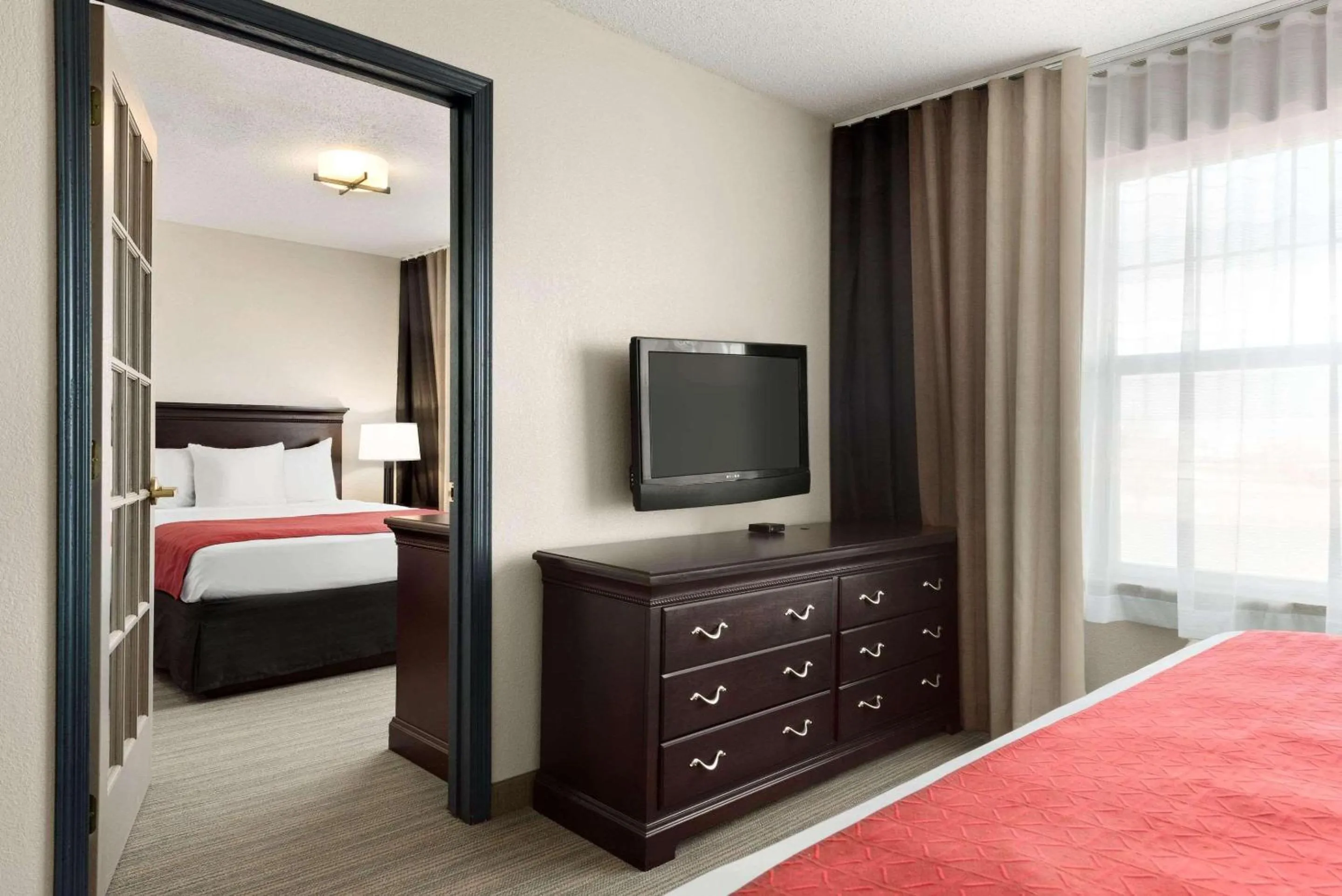 Bedroom, Bed in Country Inn & Suites by Radisson, Kansas City at Village West, KS