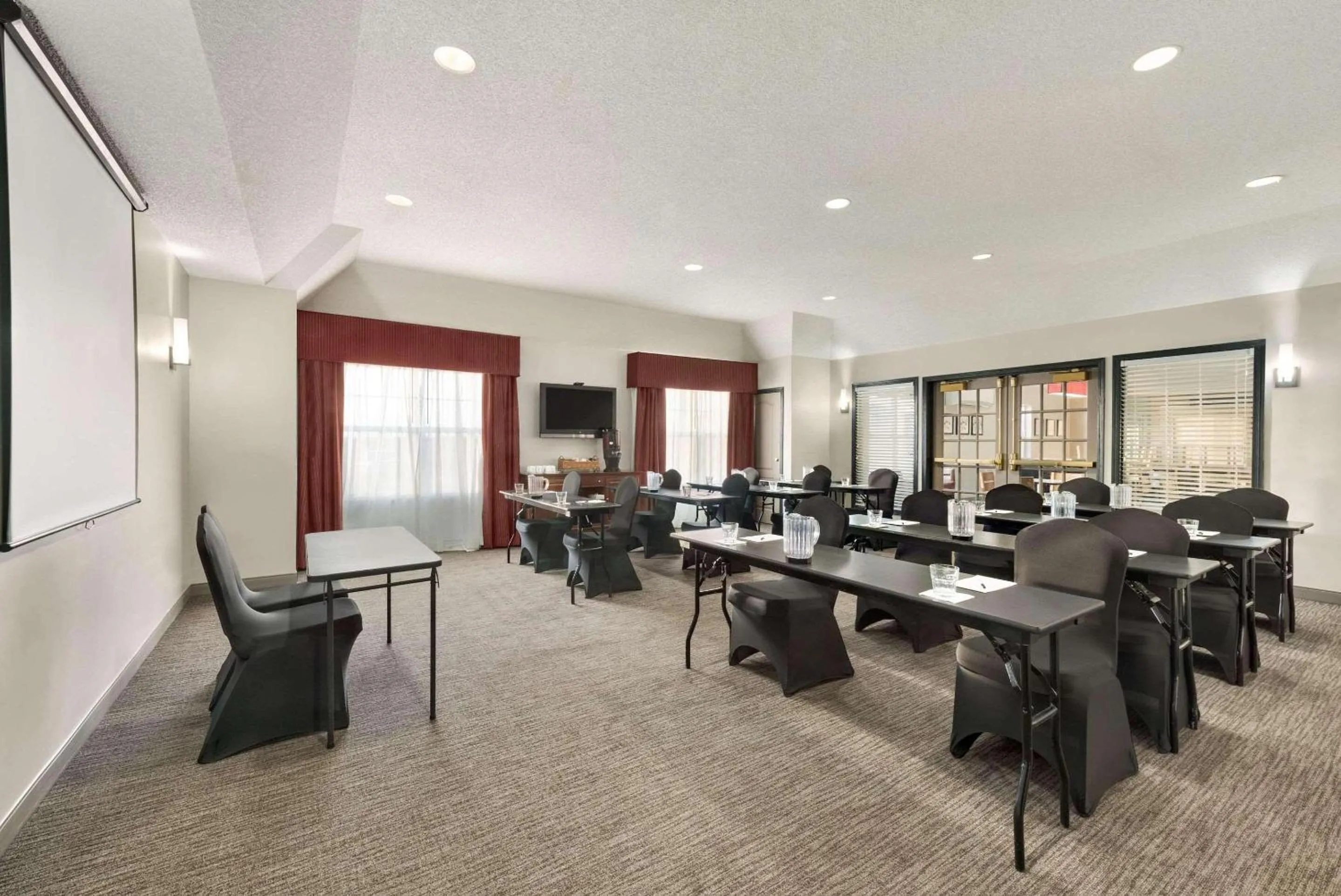 Meeting/conference room in Country Inn & Suites by Radisson, Kansas City at Village West, KS