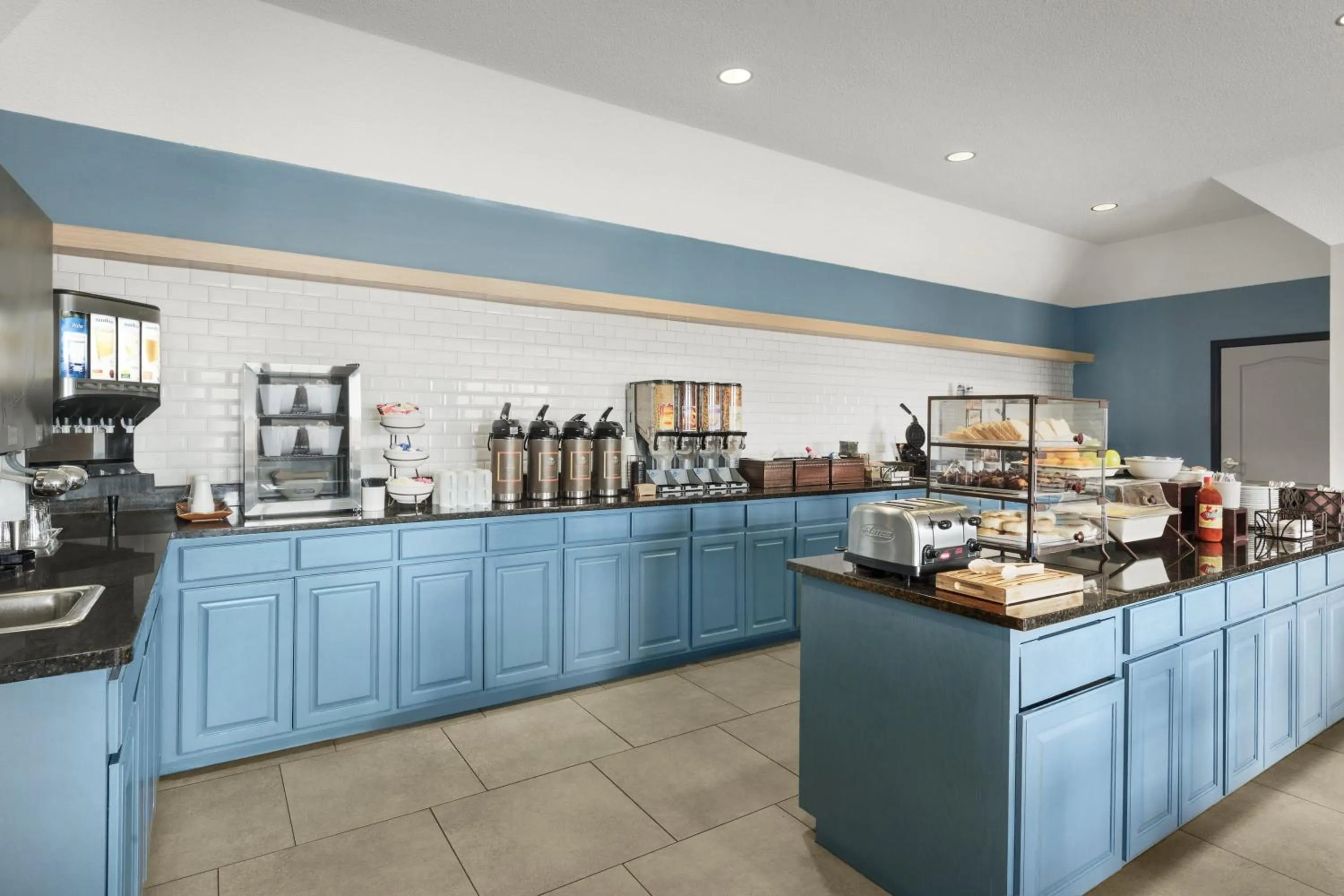 Buffet breakfast in Country Inn & Suites by Radisson, Kansas City at Village West, KS