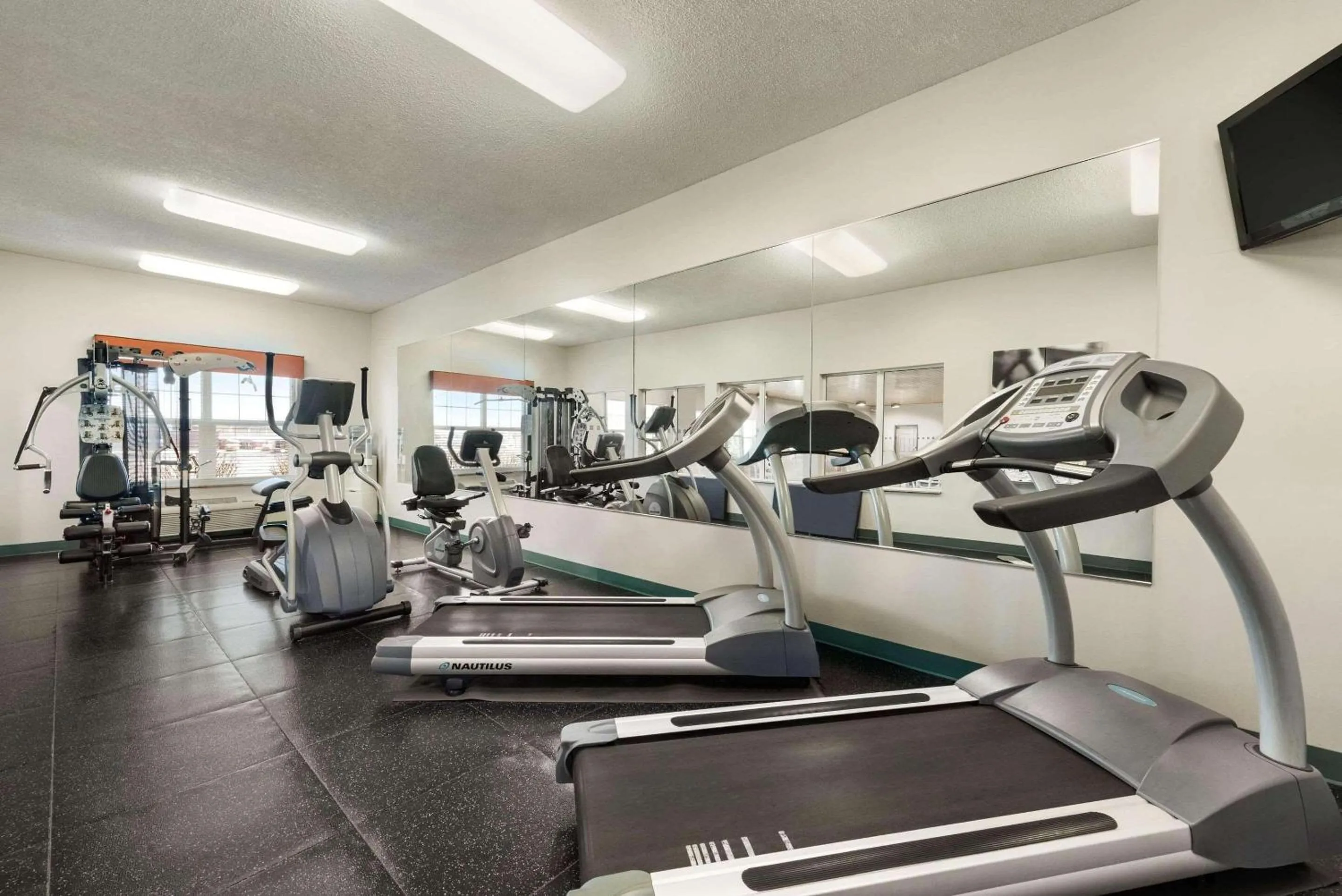 Fitness centre/facilities in Country Inn & Suites by Radisson, Kansas City at Village West, KS