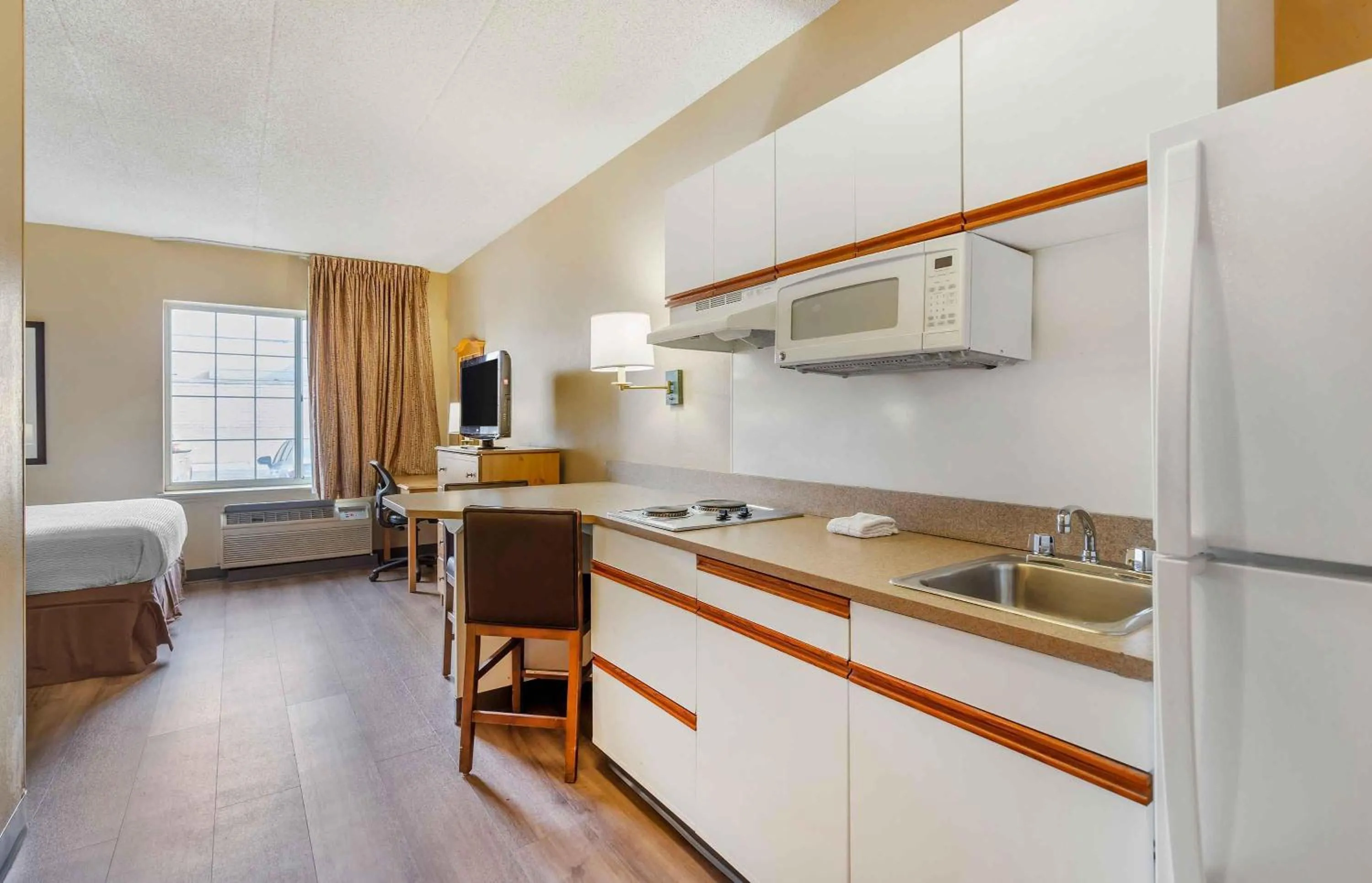 Kitchen or kitchenette, Bed in Extended Stay America Select Suites - Chicago - Lombard - Oakbrook