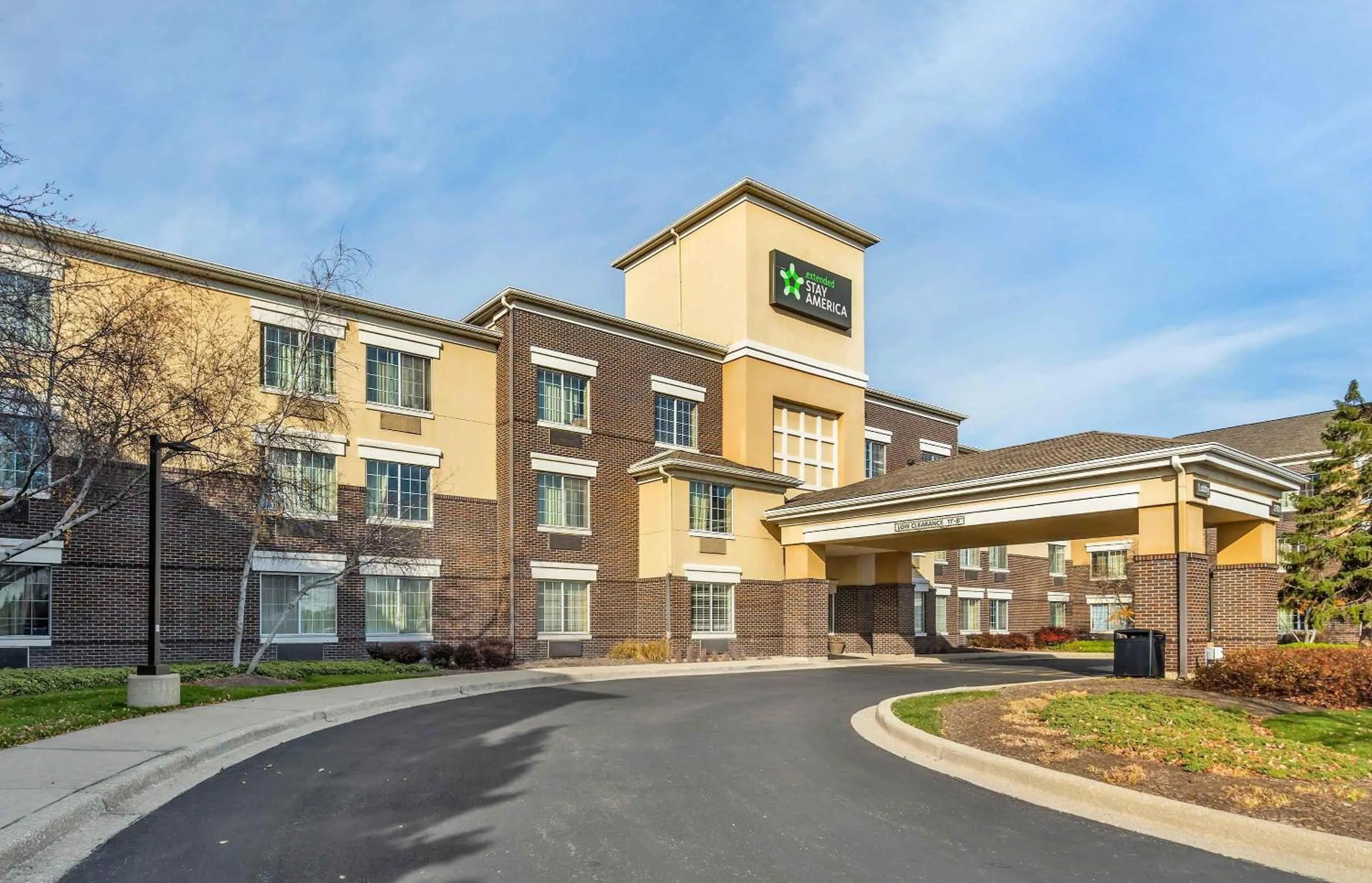Property building in Extended Stay America Select Suites - Chicago - Lombard - Oakbrook