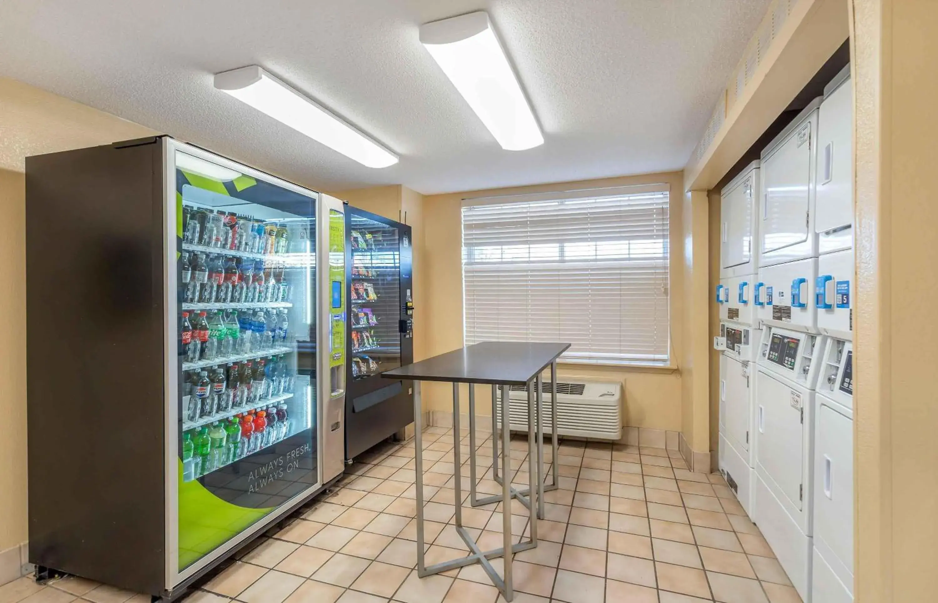 Property building in Extended Stay America Select Suites - Chicago - Lombard - Oakbrook Property building in Extended Stay America Select Suites - Chicago - Lombard - Oakbrook