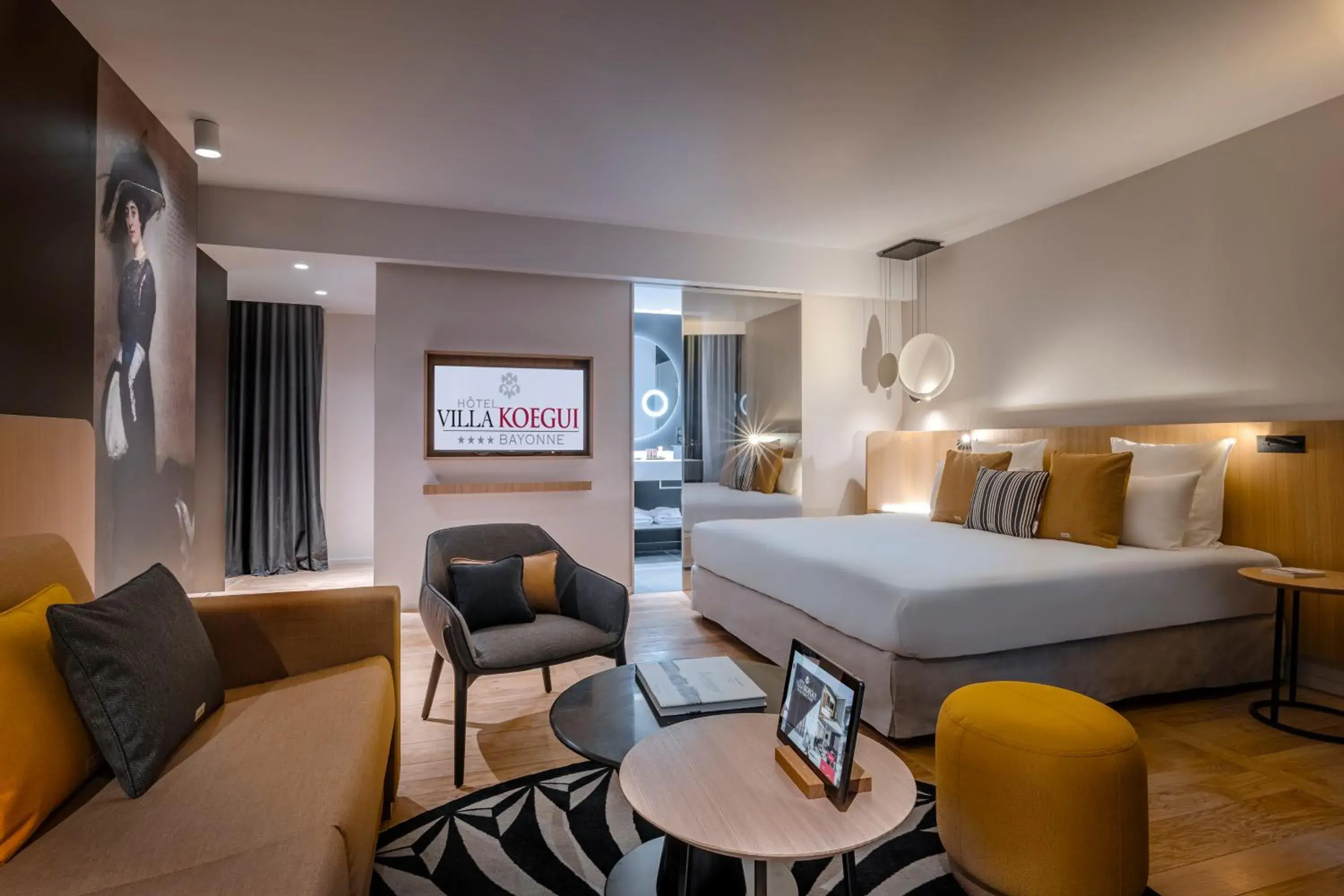 Photo of the whole room, Bed in Hôtel Villa KOEGUI Bayonne Photo of the whole room, Bed in Hôtel Villa KOEGUI Bayonne