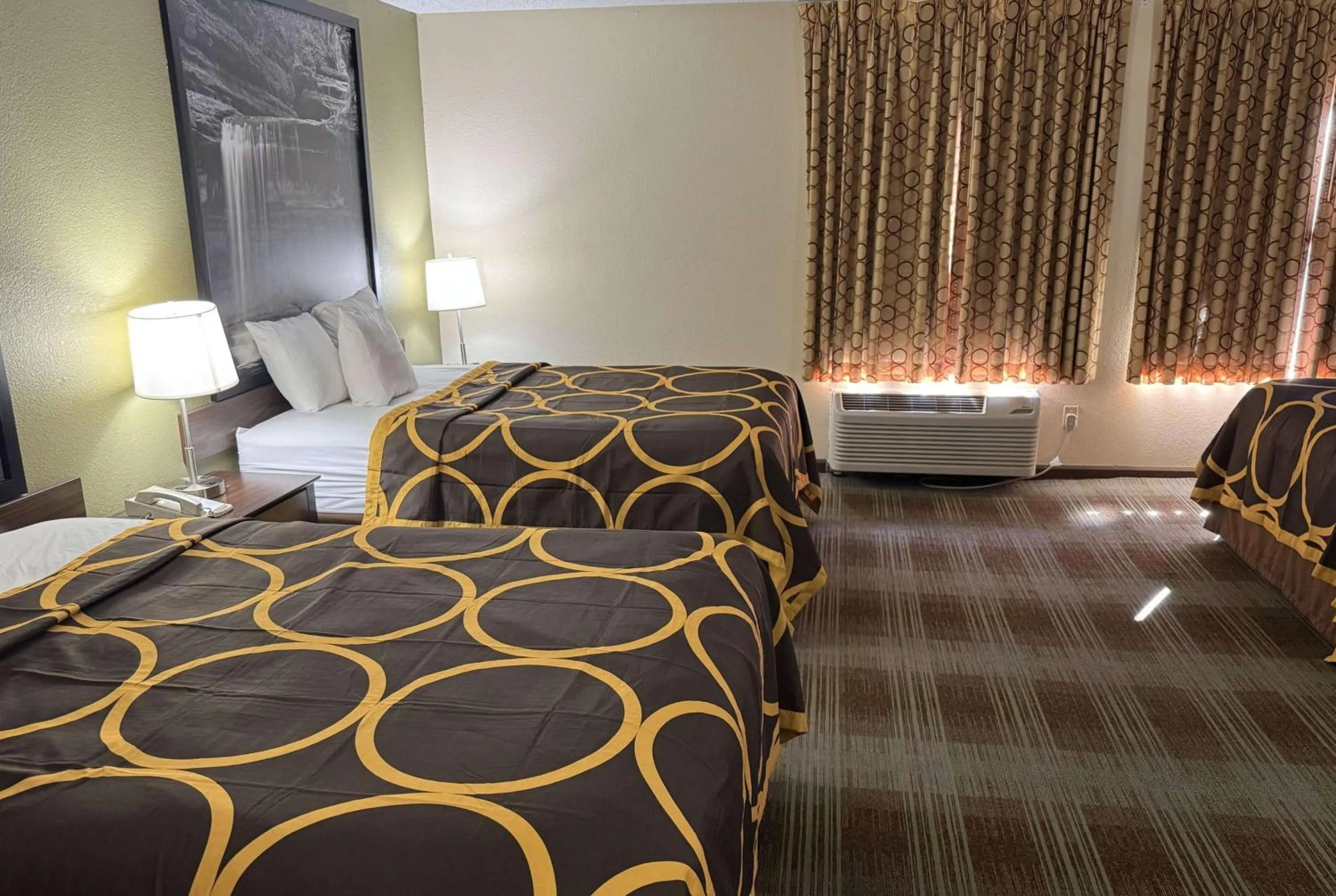 Photo of the whole room, Bed in Super 8 by Wyndham Lincoln